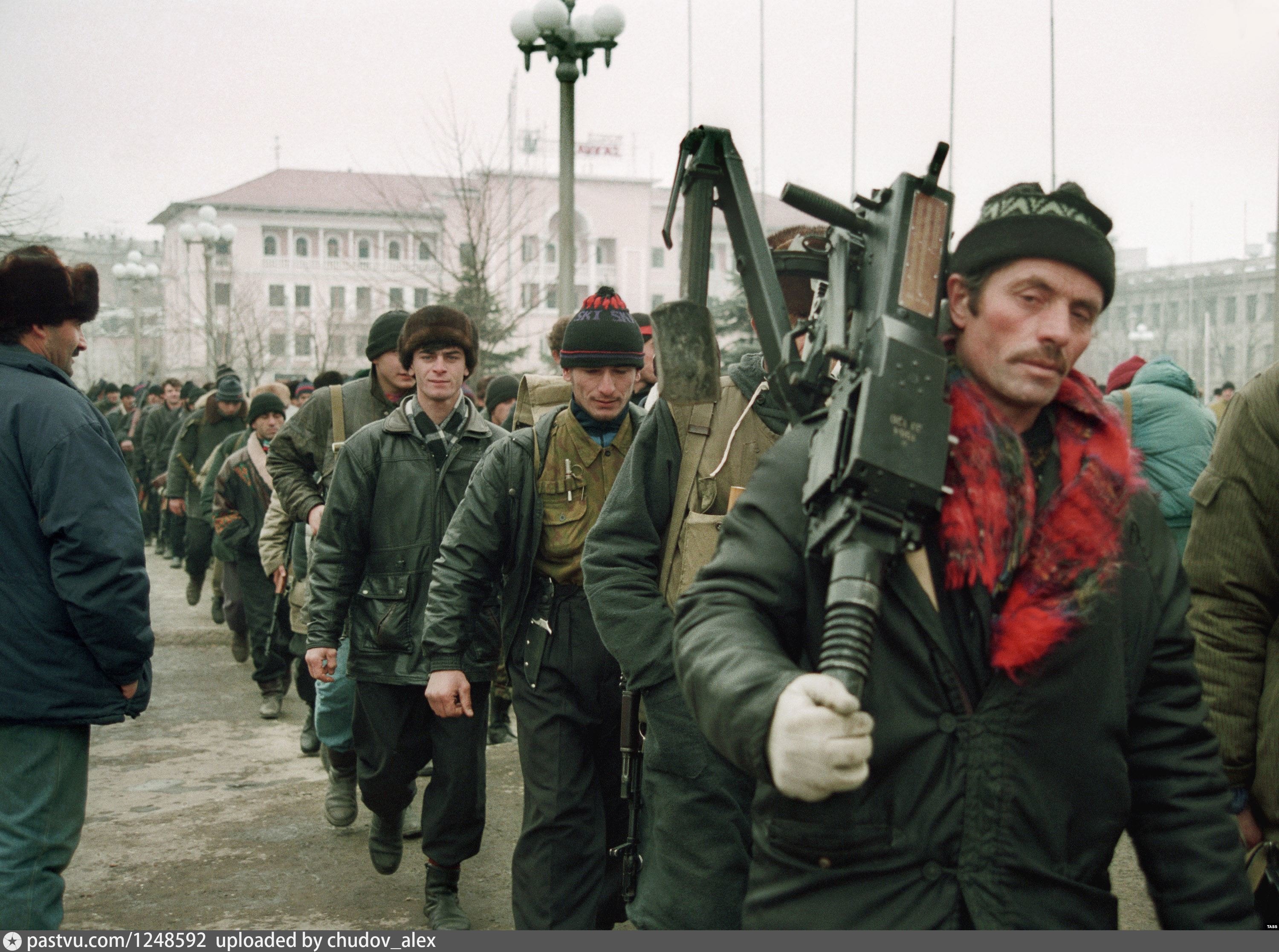 Ичкерия сейчас. Чеченские боевики в Грозном 1994. Чечня 1994 Грозный чеченцы. Чечня 1994 боевики Чечни.