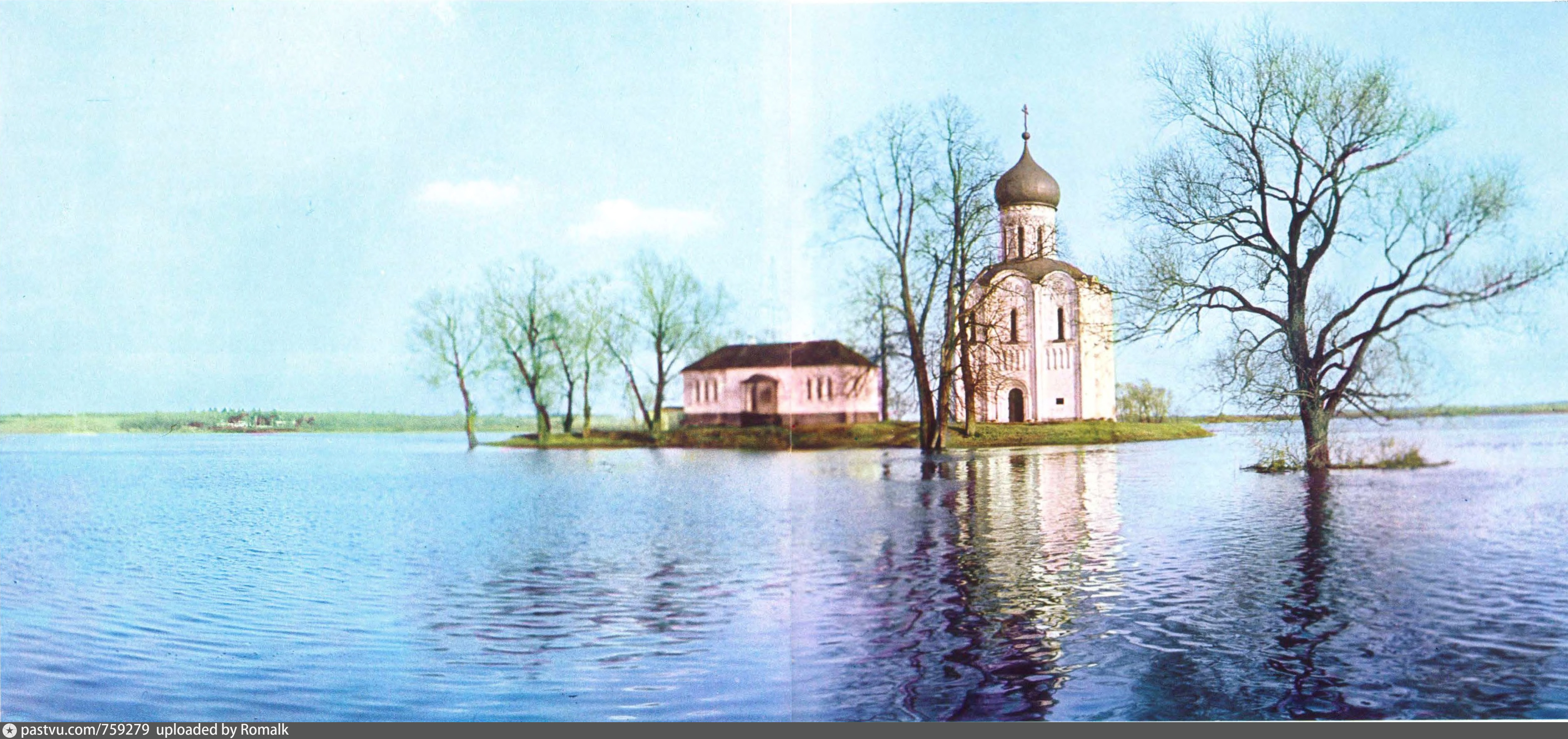 Церковь Покрова на Нерли разлив рек Клязьма