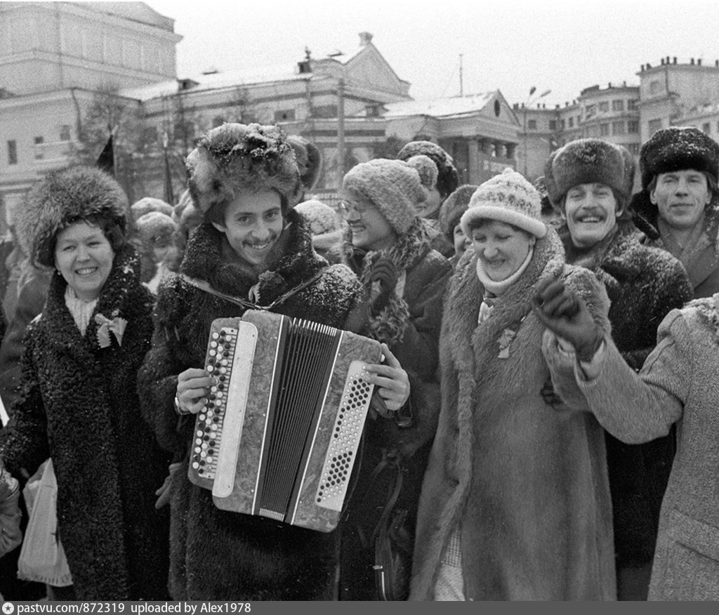 Ноября праздник ссср. Советские люди. Советские люди празднуют. Радостные советские люди. Советские люди на празднике.