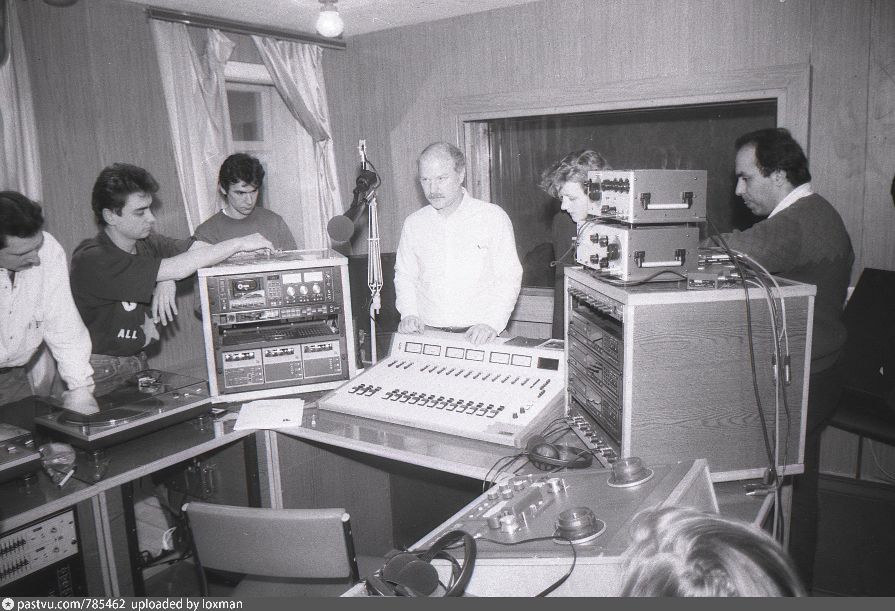Радиостанция 90. Радиостанции 1990. Радиовещание 1990. Радиостанции 1990-х. Эхо Москвы радиостанция 1990.