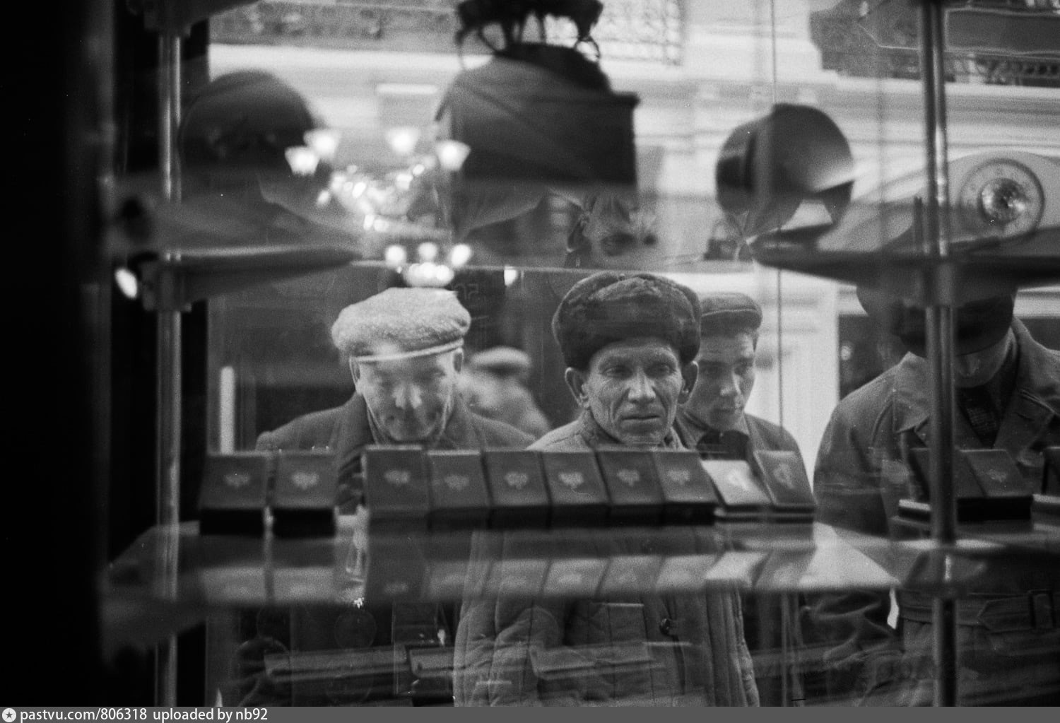 1956 год в россии. Москва ГУМ 1950. ГУМ Москва 50-е годы. Советские витрины. 1950 Е витрины.
