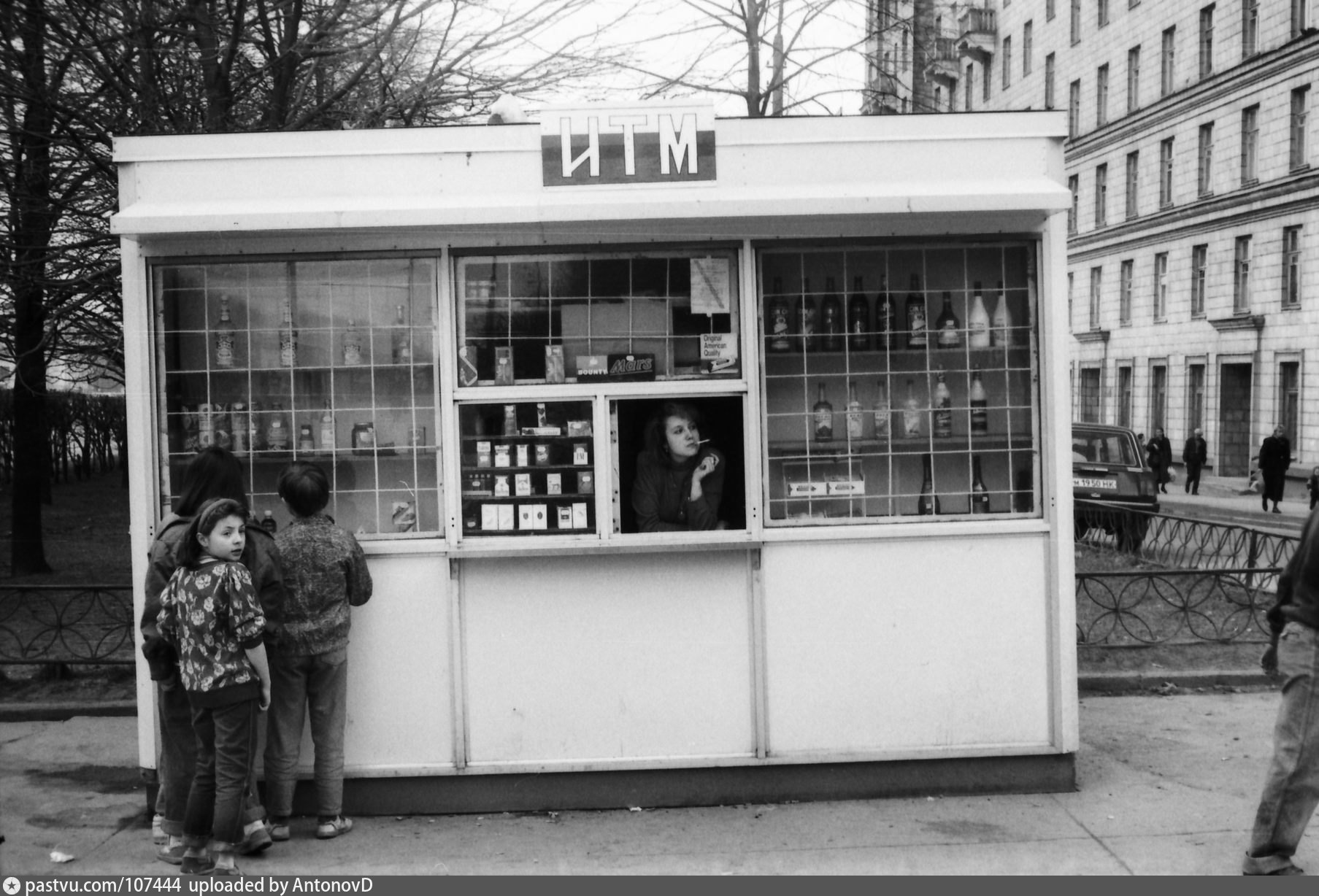 Советские без остановки. Москва ларьки 90е. Киоски Москва 90е. Ларьки 90-х Москва. 90е годы ларьки.