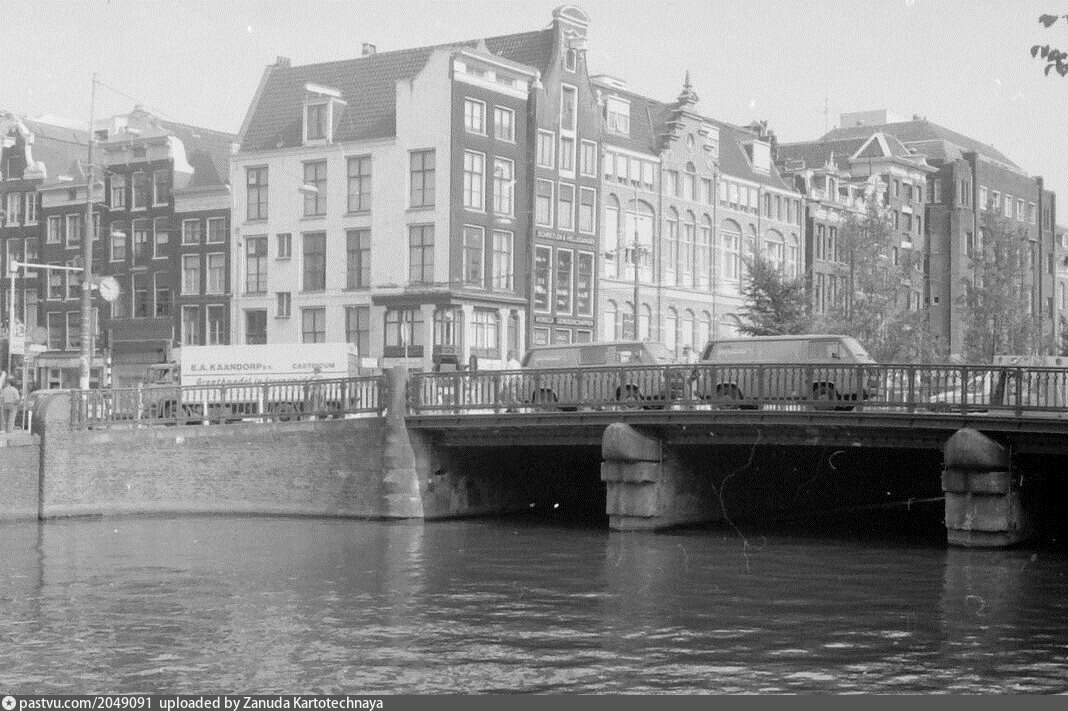 Singel 198 240, links Raadhuisstraat 8 16. Op de Brug 8