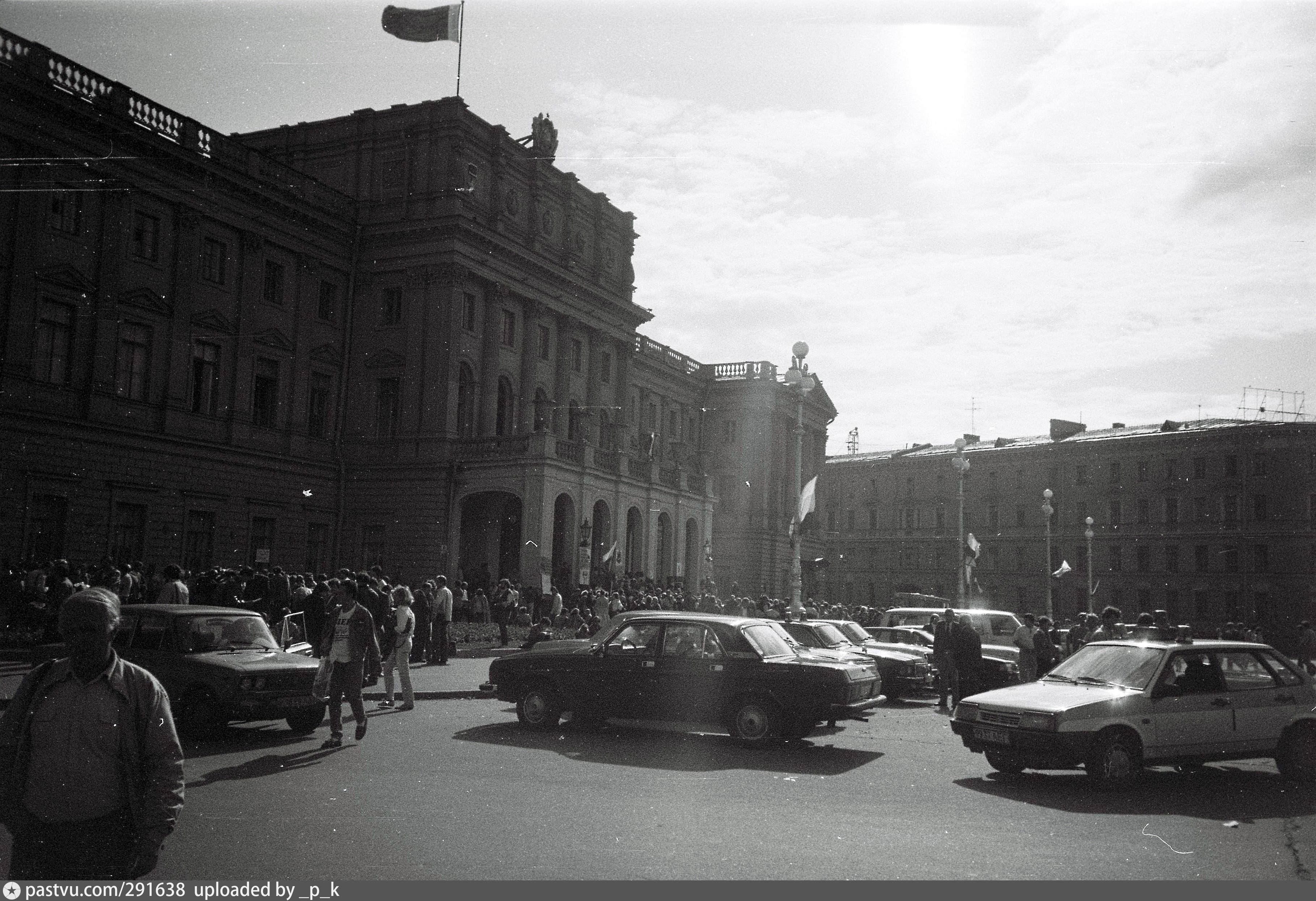 Петербург 1991. Мариинский дворец 1991. Ленинград 1991 год. Мариинская площадь Санкт-Петербург 19 августа 1991 года. 19 Августа 1991 года в Ленинграде.