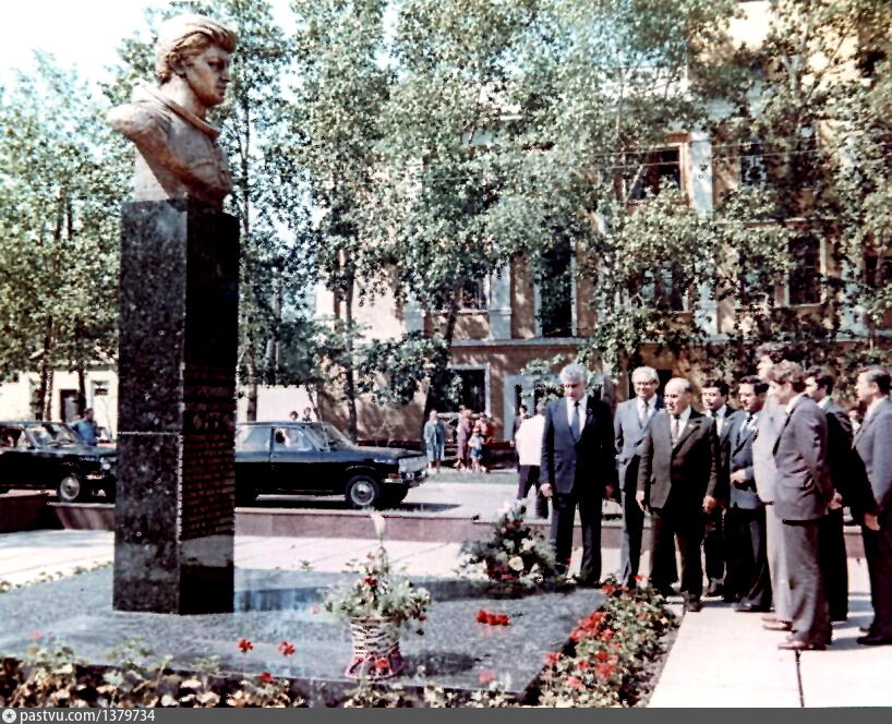 Кладбище комсомольск. Памятник Рюмину в Комсомольске на Амуре. Бюст Рюмина в Комсомольске на Амуре. Комсомольск на Амуре аллея героев. Кладбище Комсомольск на Амуре аллея героев.