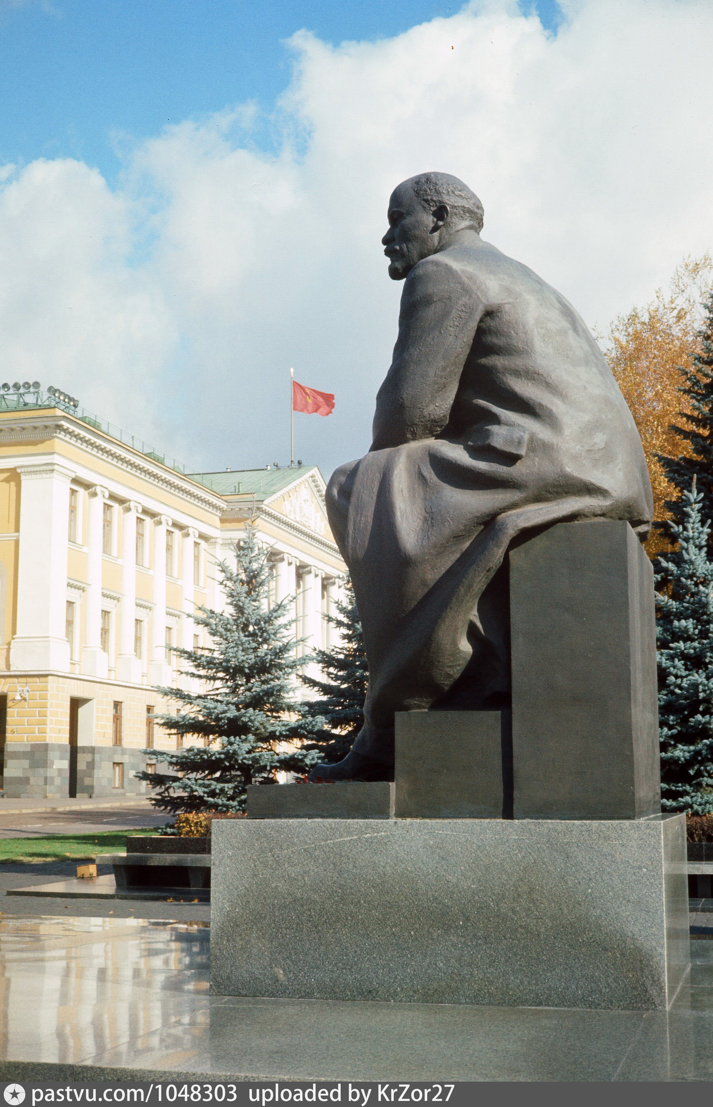 Памятники ленину в ссср. Памятник Ленину в Москве. Памятник Ленину в Московском Кремле. Памятник Ленину в Тайницком саду. Статуя Ленина в Москве.