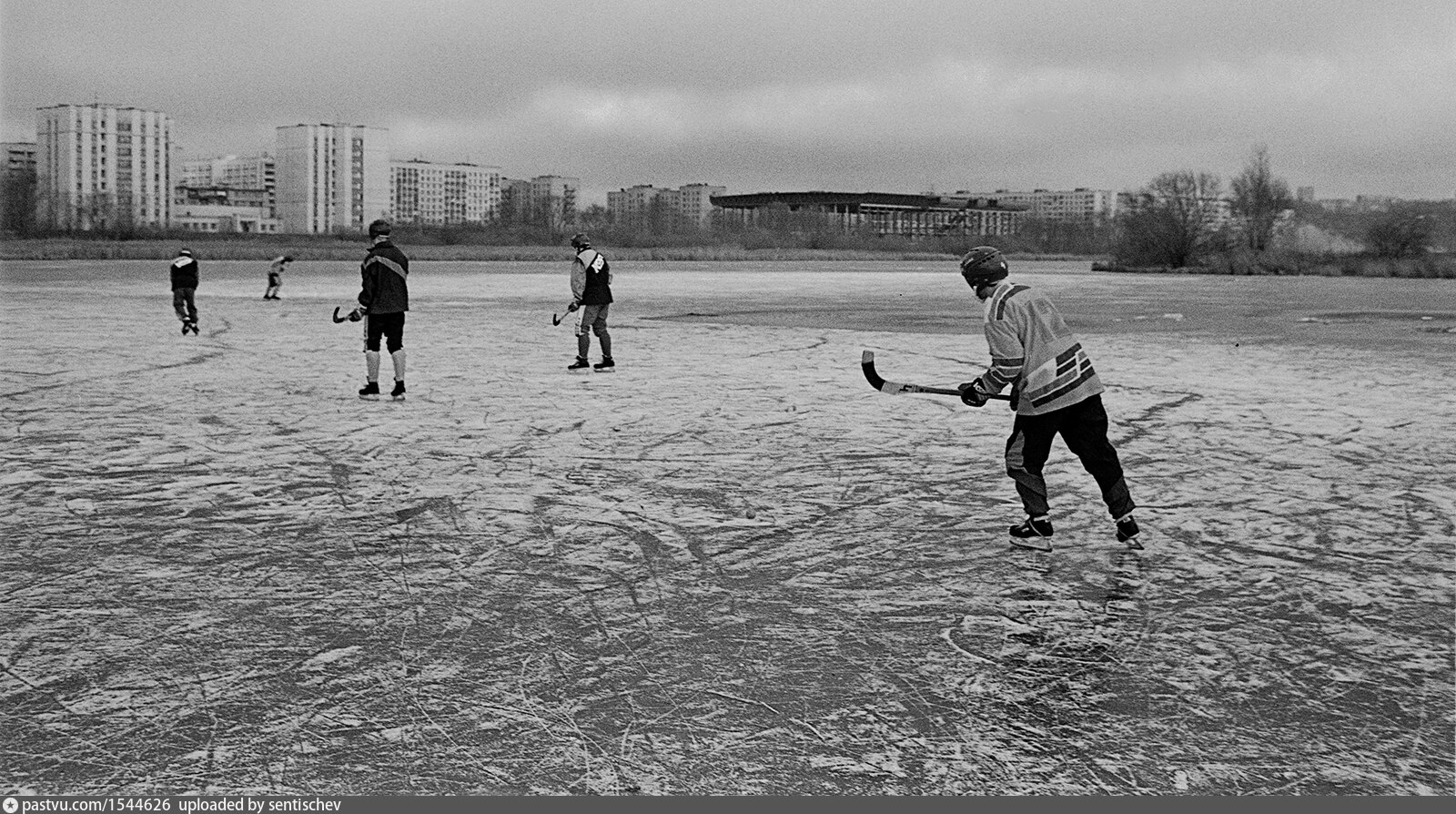 \"Волга\" тренируется на Свияге