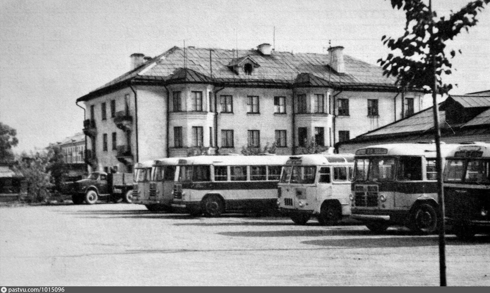 Автовокзал советский телефон. Старая автостанция Боровичи. Автобусный вокзал Курган в 1965 году. Старый автовокзал. Советский автовокзал.