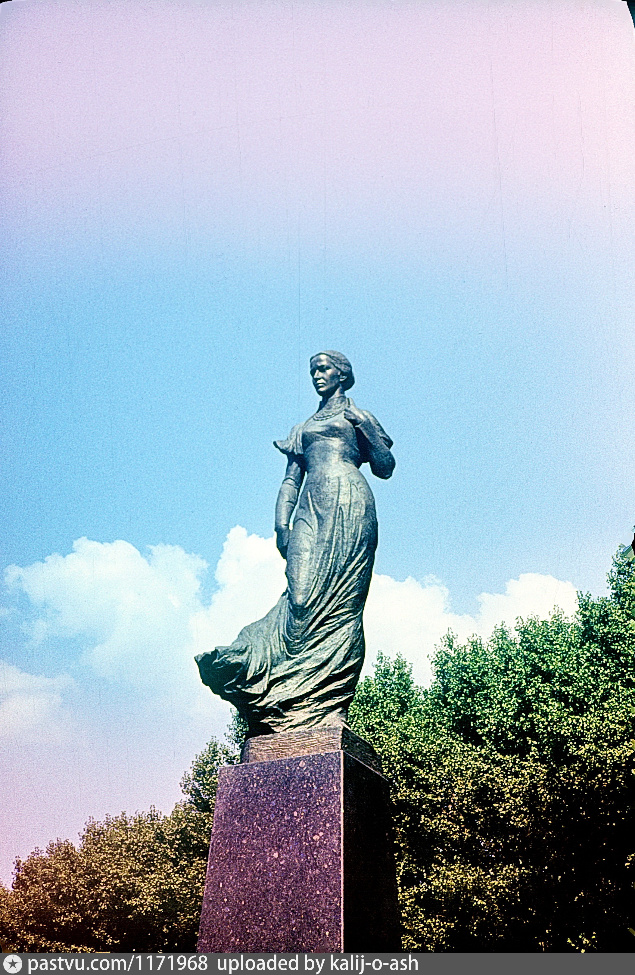 Памятник лесе Украинке в Москве. Памятник Леси Украинки в Москве. Пам'ятник лесе Украинке в Донецке. Памятник лесе Украинке история.