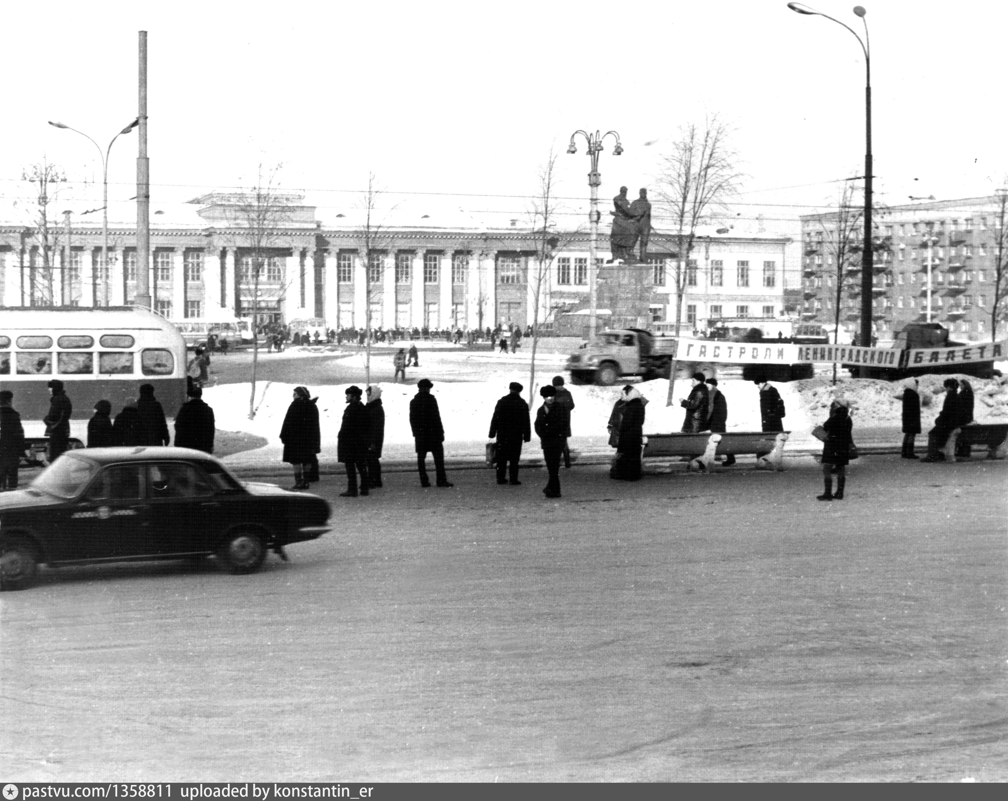 Площадь свердловска. Свердловск Привокзальная площадь. Екатеринбург Привокзальная площадь фото. Привокзальная площадь Уфа. Дворца спорта (1972, Свердловск) росписи.