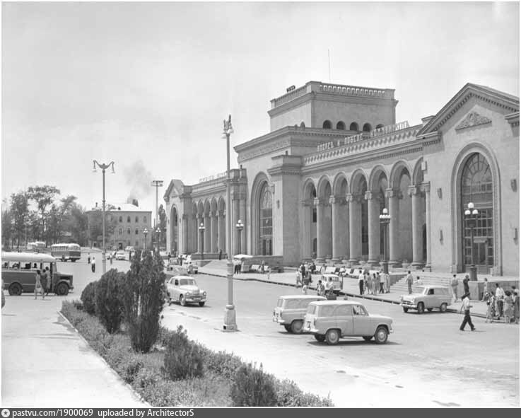 Ереван раньше. Вокзал Ереван старый. Ереван 1950. Советский Ереван вокзал. ЖД вокзал Ереван СССР.