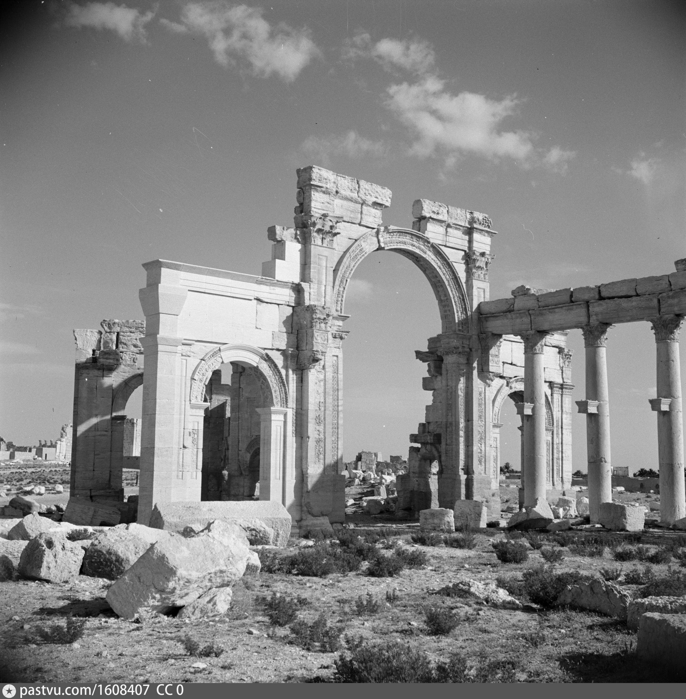 view-of-the-triumphal-arch-from-north