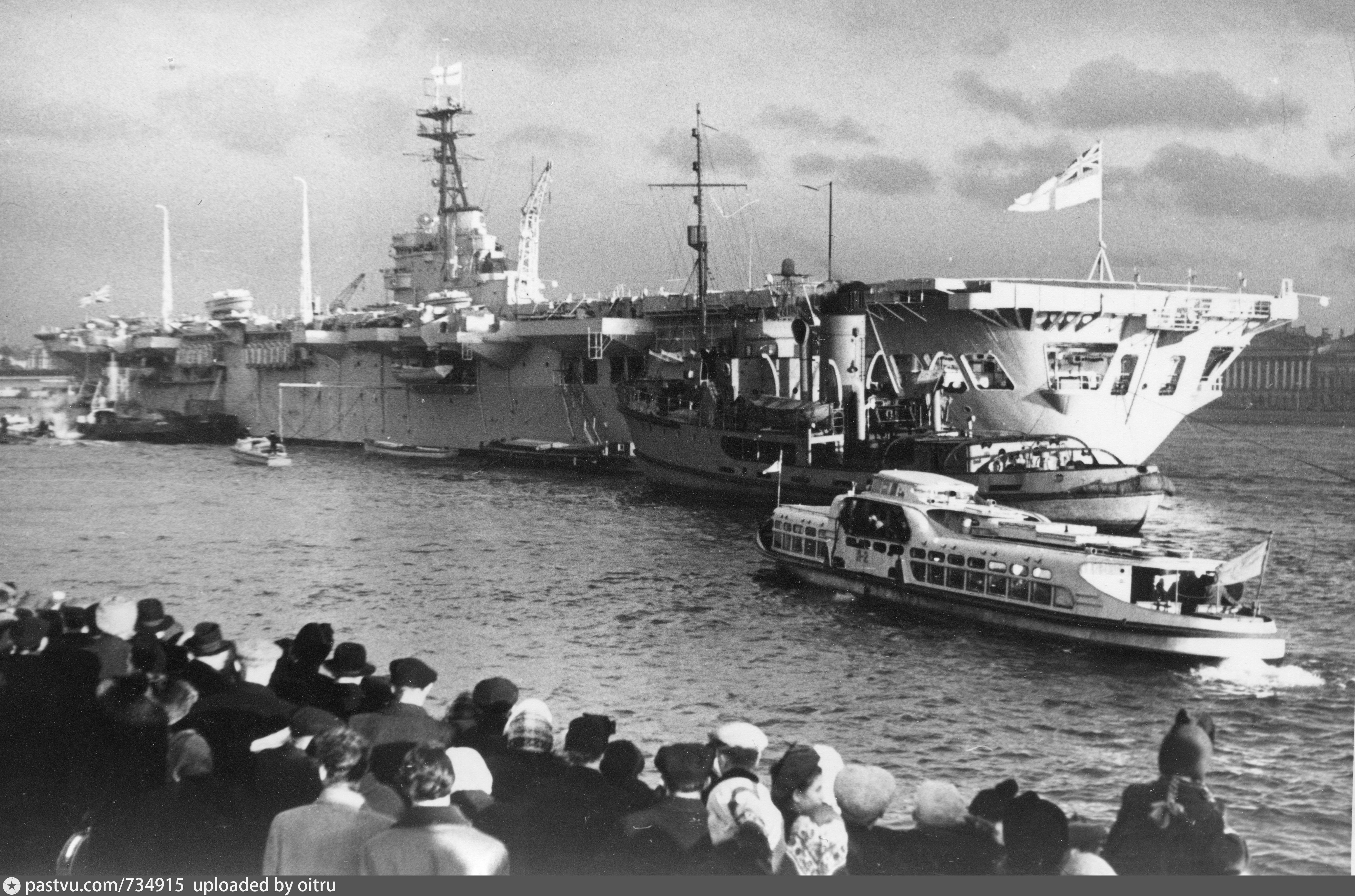 Крейсер лейтенанта шмидта 6 букв сканворд. Авианосец Триумф на Неве 1955. HMS Triumph авианосец. Английский авианосец Триумф Ленинград. "Спасение британского авианосца "Триумф" в 1955 году на акватории Невы".