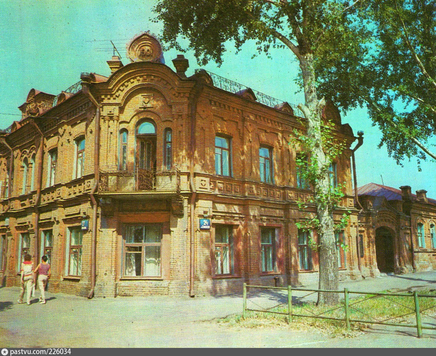 Город омск дома. Старый Омск. Исторические здания Омска. Омск дом купца Волкова. Дом братьев Колмаковых Омск.