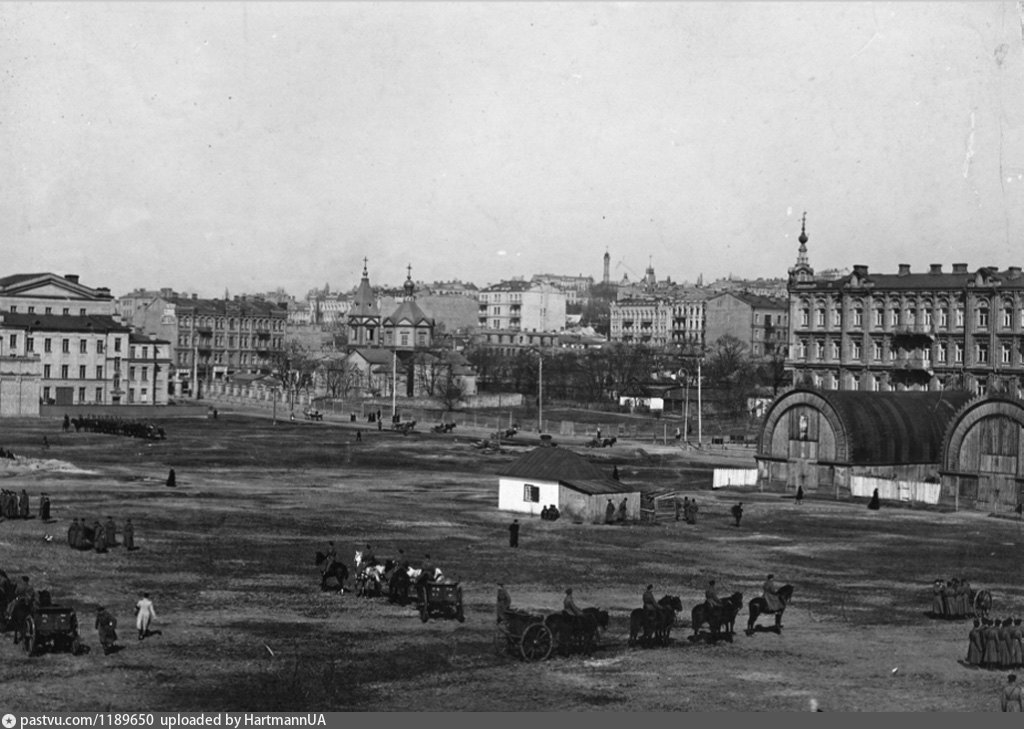 Старый киевском. Киев Троицкая площадь. Троицкая площадь до революции. Киев 1900 год. Центральная площадь Киев 1900.