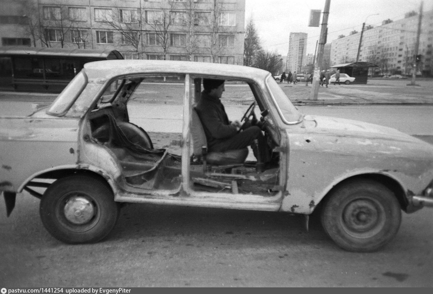 Разборки петербурга. Последний Москвич. Москвич ул Коллонтай. Новый Москвич. Москвич разбитый.