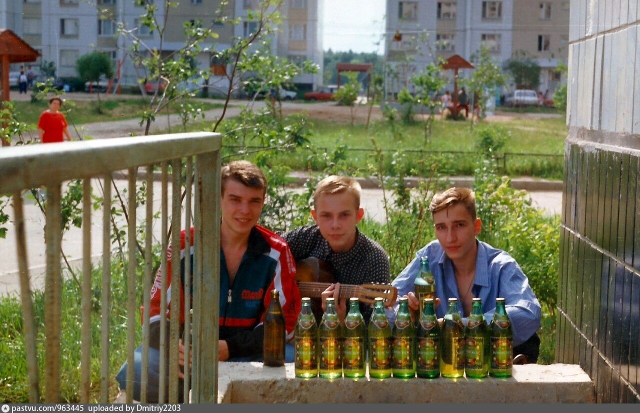 Начало двухтысячного года. Молодежь 90. 90-Е годы. 90-Е годы в России. 90-Е молодежь в России.