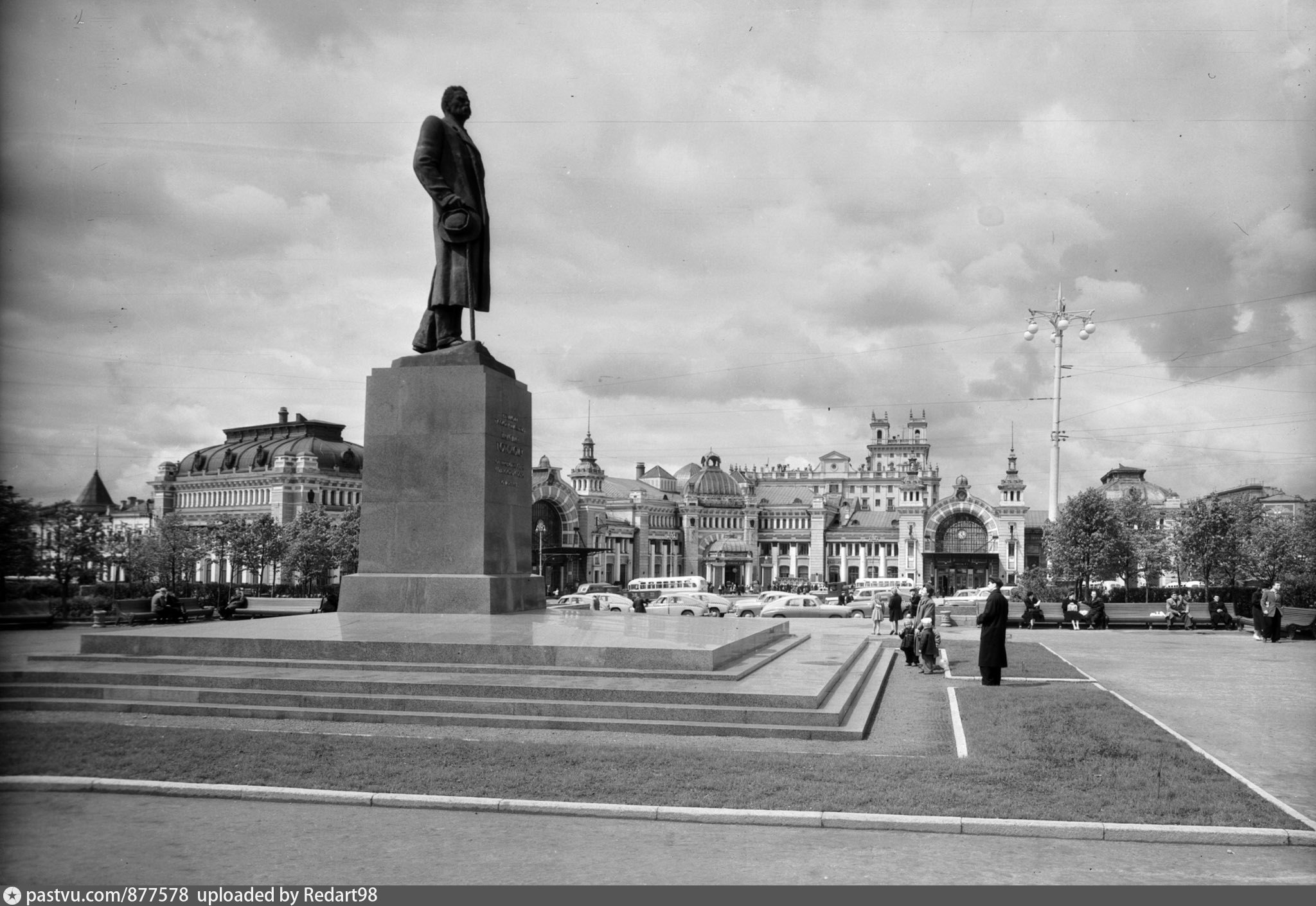 Памятник на площади. Памятник Максиму Горькому в Москве на белорусском вокзале. Статуя Горького для площади белорусского вокзала Москвы. Мухина памятник Горькому у белорусского вокзала. Площадь белорусского вокзала памятник Горькому.