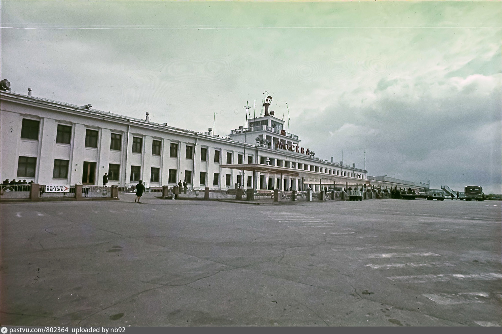 Фото старого аэропорта. Старый аэровокзал Внуково. Аэропорт Внуково старый аэровокзал. Старое здание аэропорта Внуково. Аэровокзал Внуково СССР.