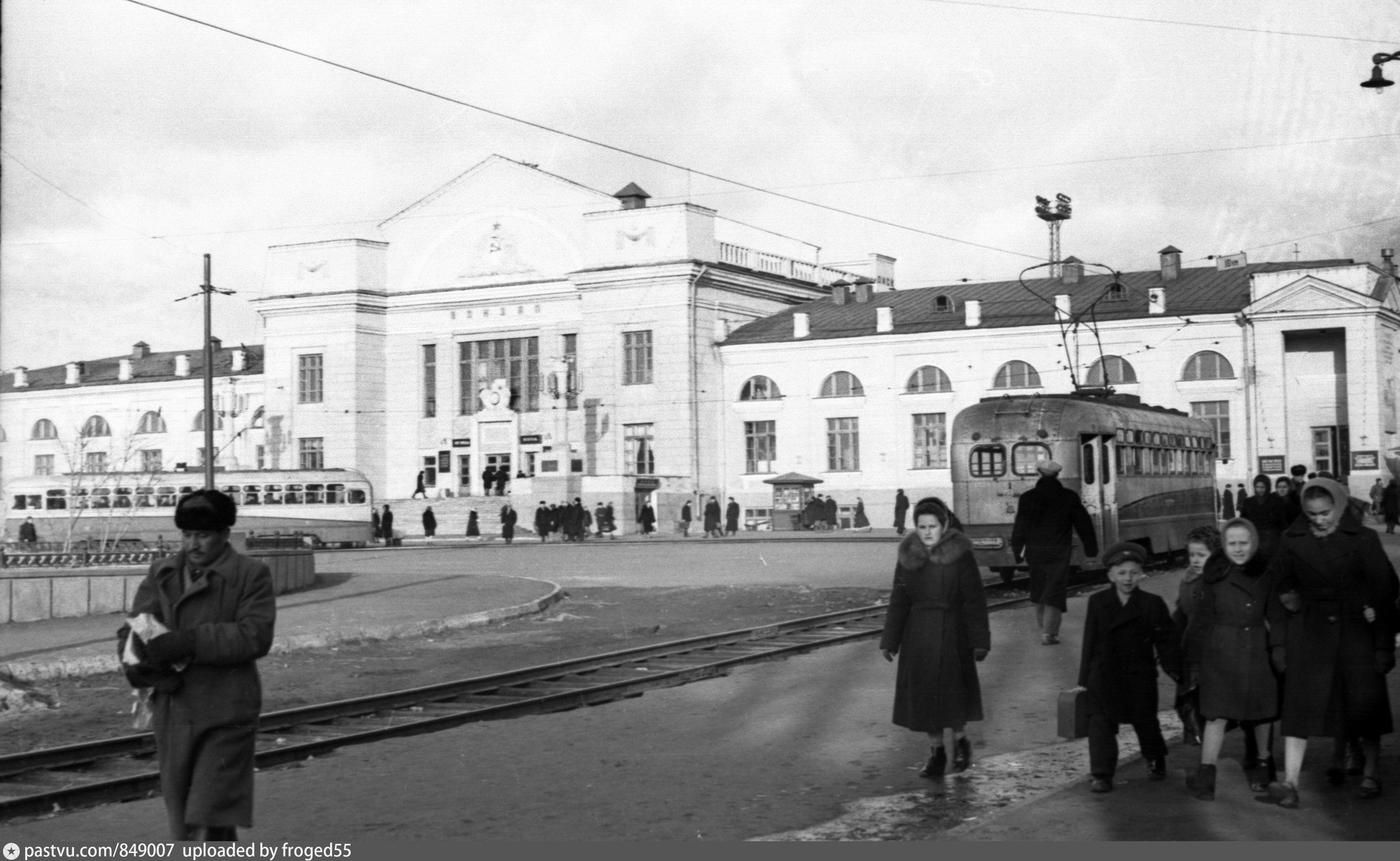 Омск 1989 год. Старый вокзал Омск. Омск Привокзальная площадь. Омск старый Железнодорожный вокзал. Омск 1960.