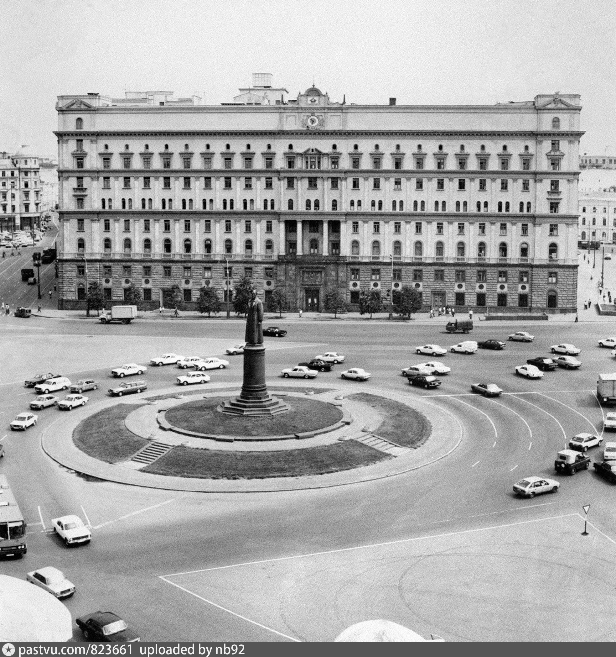 Домов кгб. Здание КГБ на Лубянке. Площадь Дзержинского здания КГБ. Здание КГБ на Лубянской площади Дзержинский. Здание КГБ СССР на Лубянке.