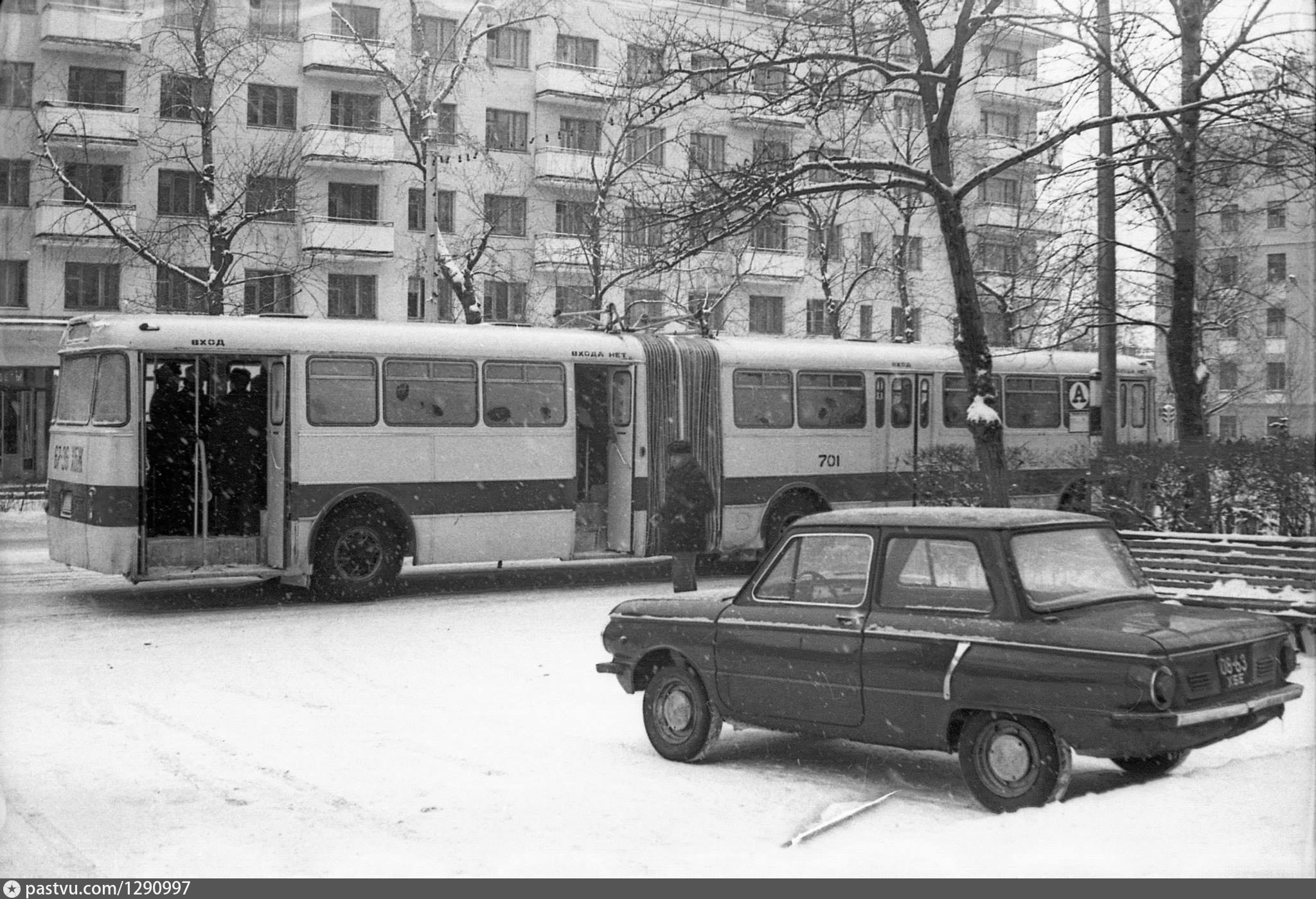 От этой остановки автобусы поворачивали направо к заводу а потом ехали по самым окраинным улицам