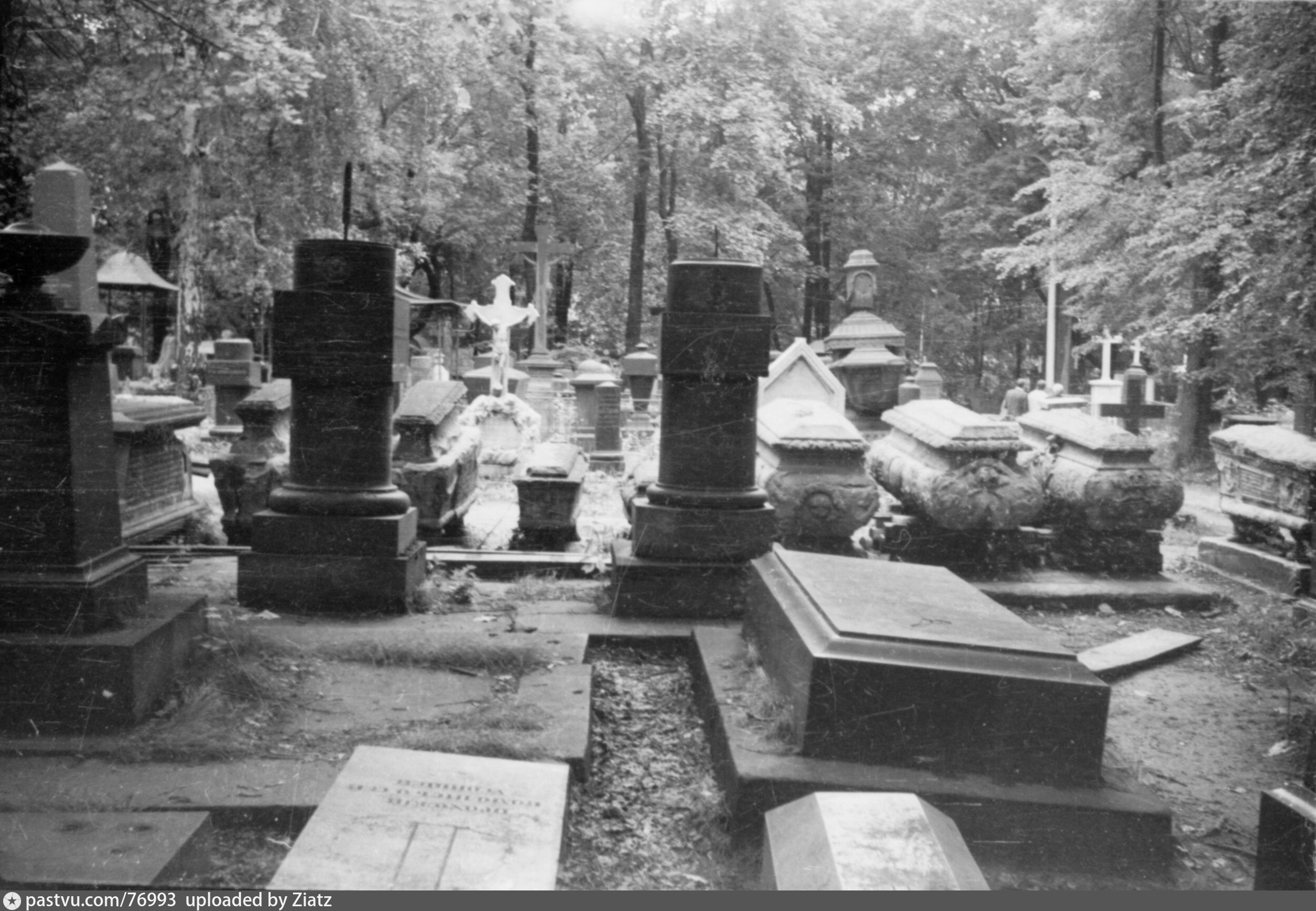 могилы в монастырях фото