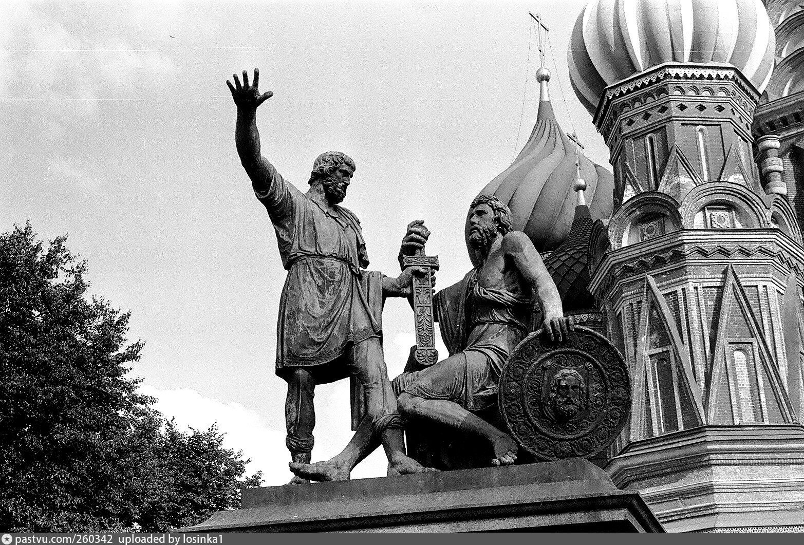 Памятник Минину и Пожарскому в Москве черно белое фото
