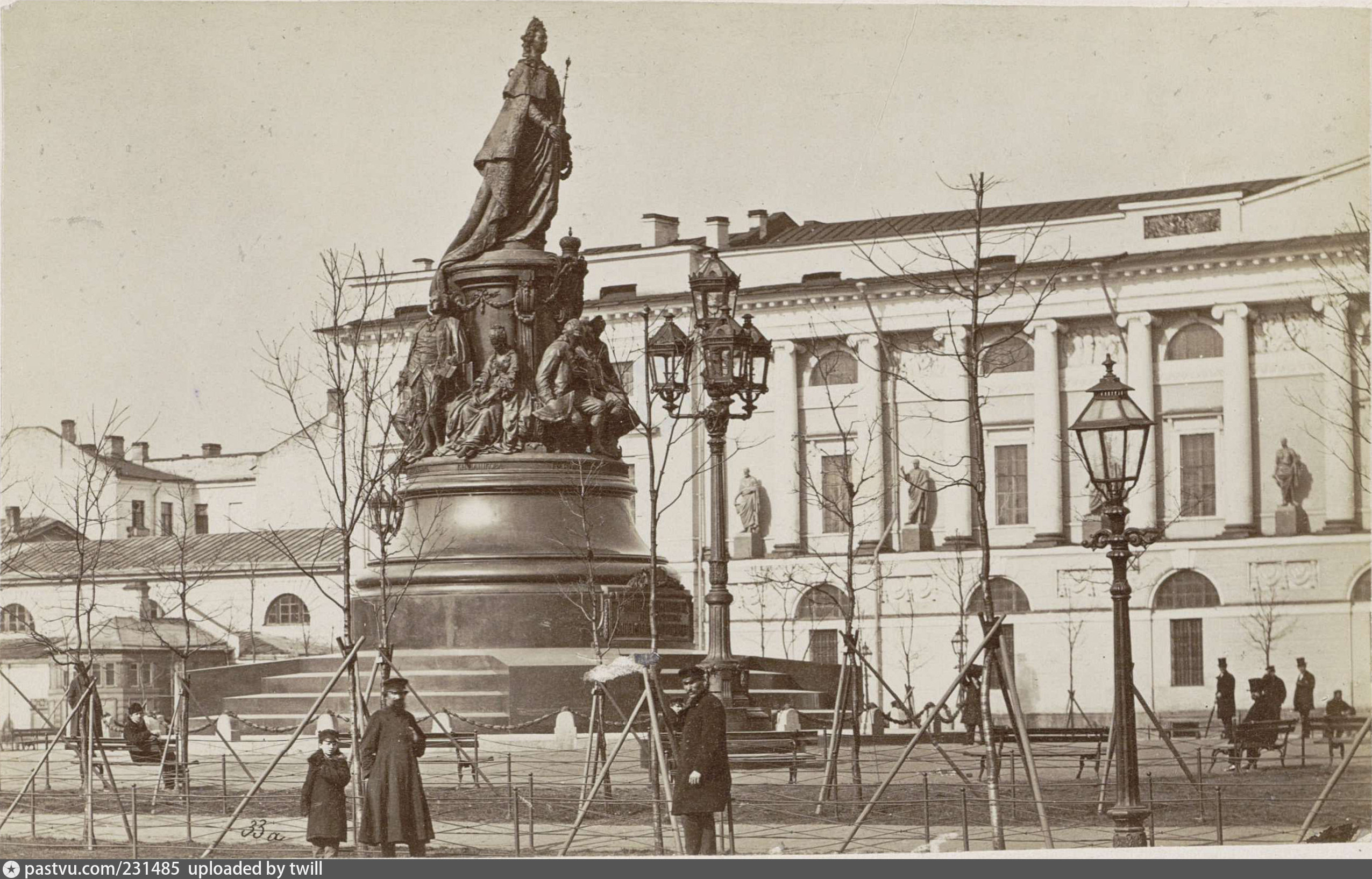 Памятники созданные xix веке. Памятник Екатерине Великой в Санкт-Петербурге. Памятник Екатерине второй в Санкт-Петербурге. Памятник Екатерине II (Нахичевань-на-Дону). Площадь Островского Санкт-Петербург 19 век.