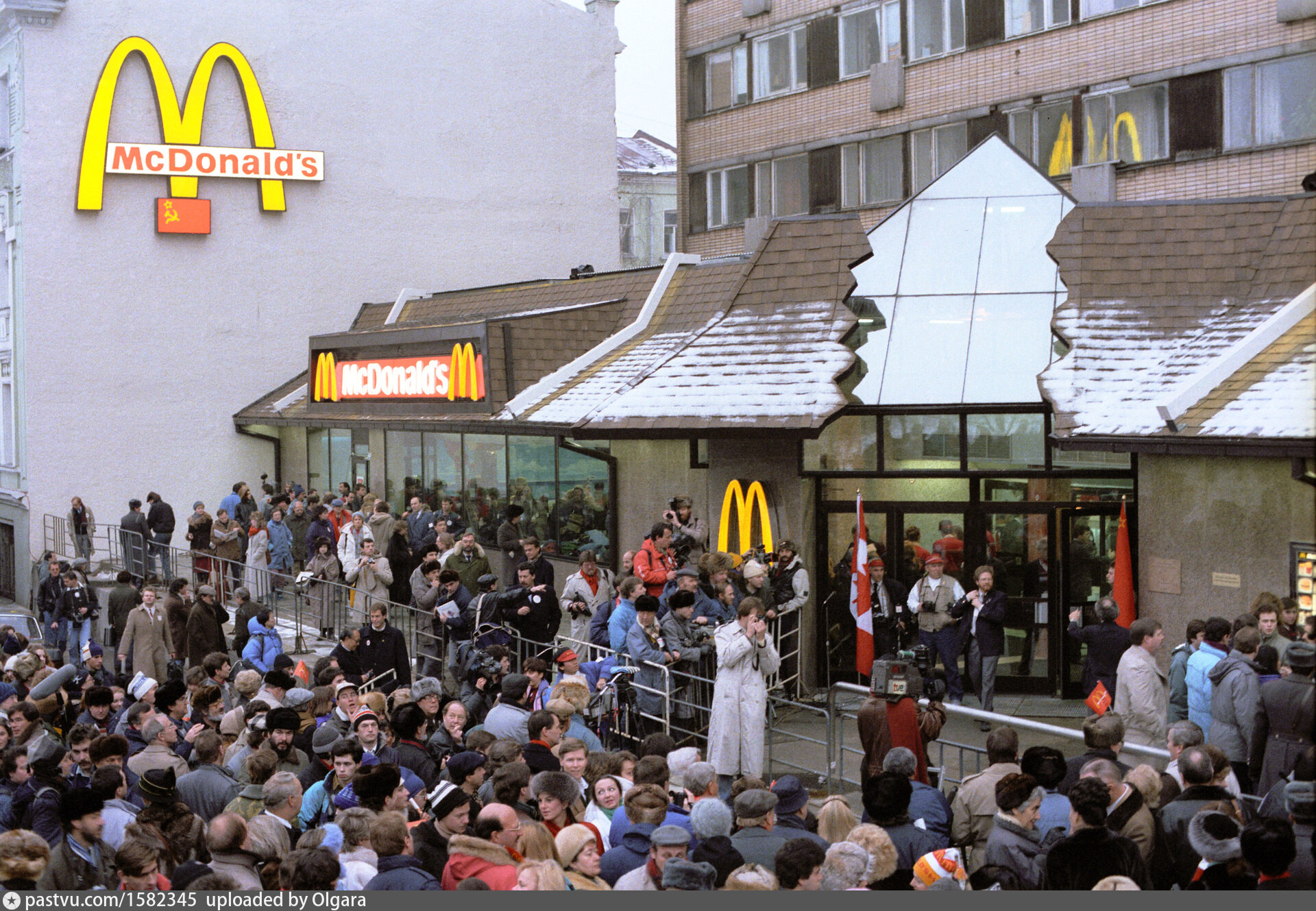 Какие макдональдсы открылись в москве. Первый Московский Макдоналдс 1990. Открытие первого Макдональдса в Москве в 1990 году. Очередь в макдональдс 1990 на Пушкинской. Очередь в макдональдс 1990 Москва.