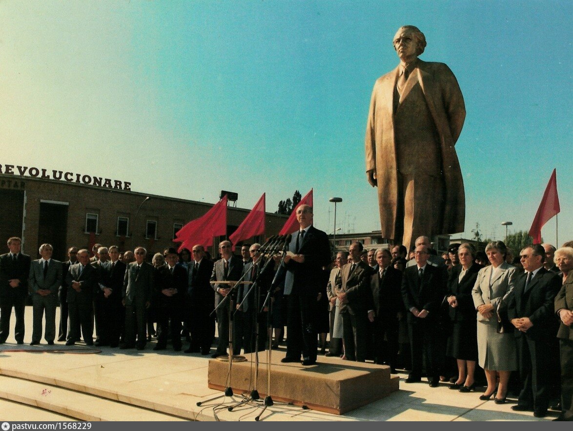 Энвер ходжи. Энвер Ходжа Албания. Памятник Энверу Ходже в Тиране. Энвер Ходжа культ личности. Албанский диктатор Энвер Ходжа.