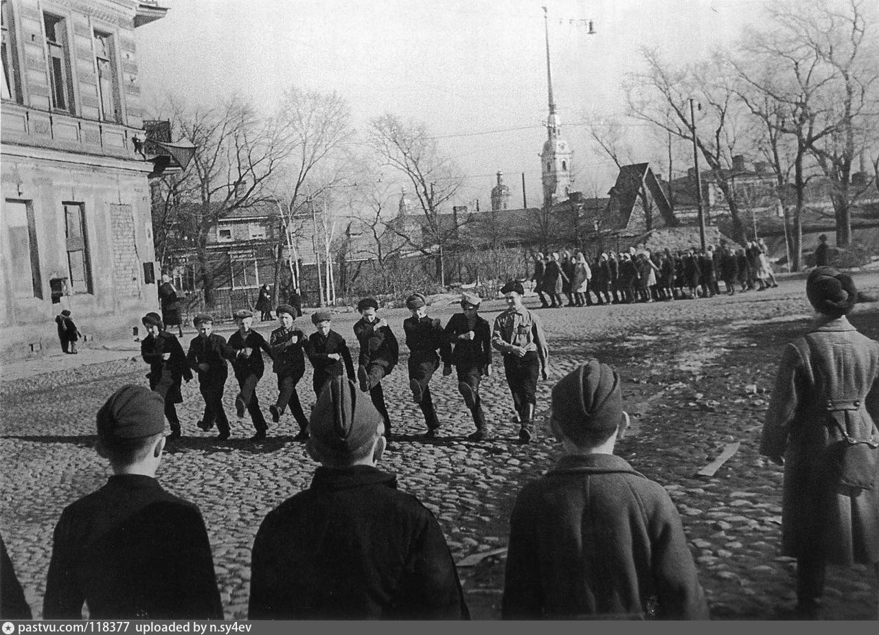 Блокадная школа. Ленинград 1941-1945 блокада городские школы. В блокадном Ленинграде в 1943 г. 39 Школ блокадного Ленинграда. Школы Ленинград 1941.