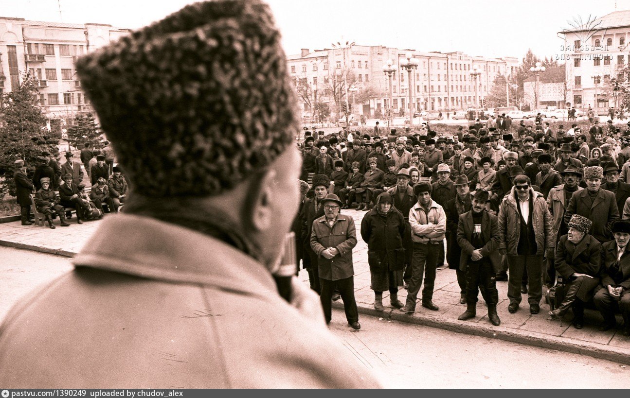 Она развалилась. Митинг 1994 Чечня фото. Митинг в 1994 году в Сокольниках Жириновский.