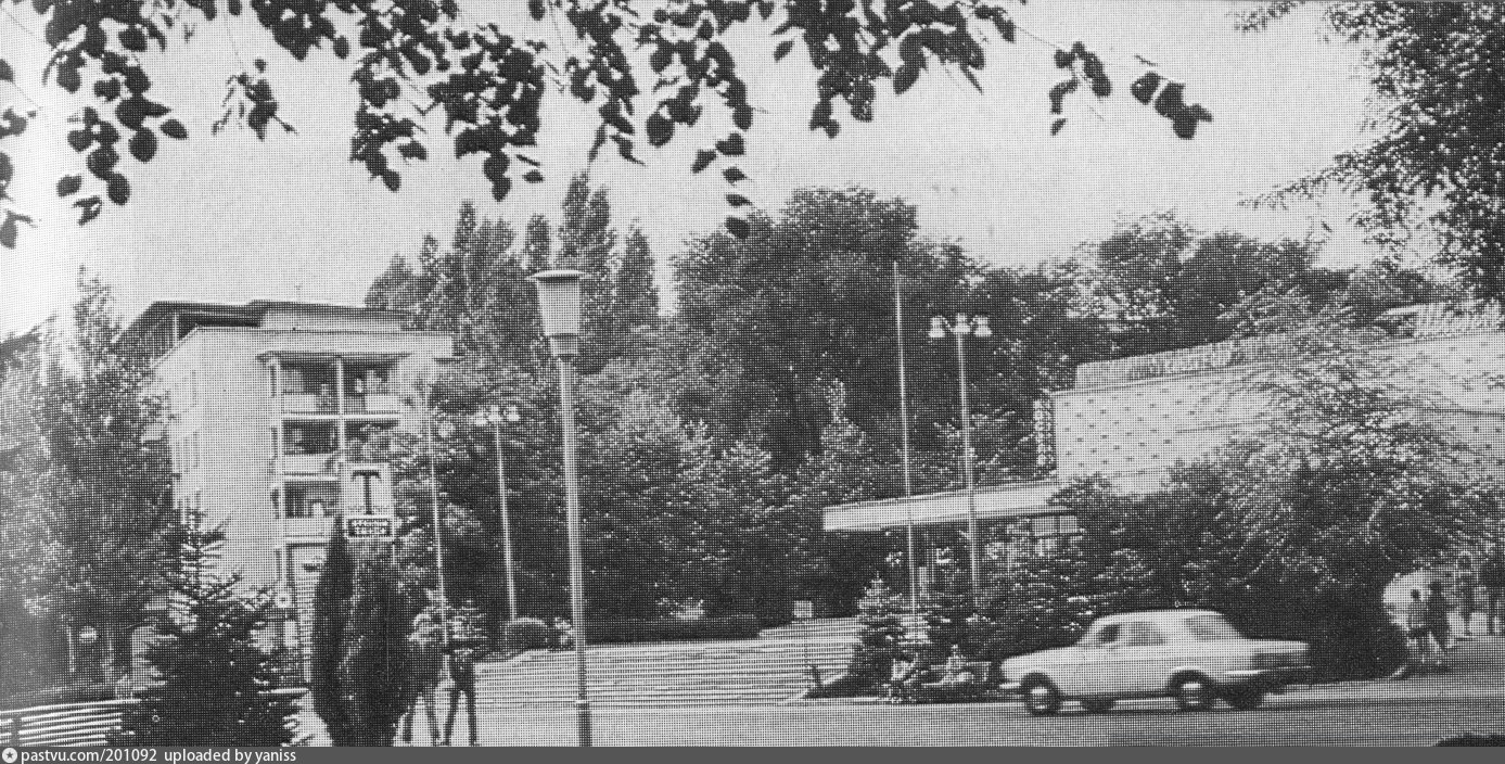 Кишинев с улицами и домами. Кишинев кинотеатр Бируинца. Кинотеатр Шипка Кишинев. Кишинев 1980 годы. Кишинев 1970.