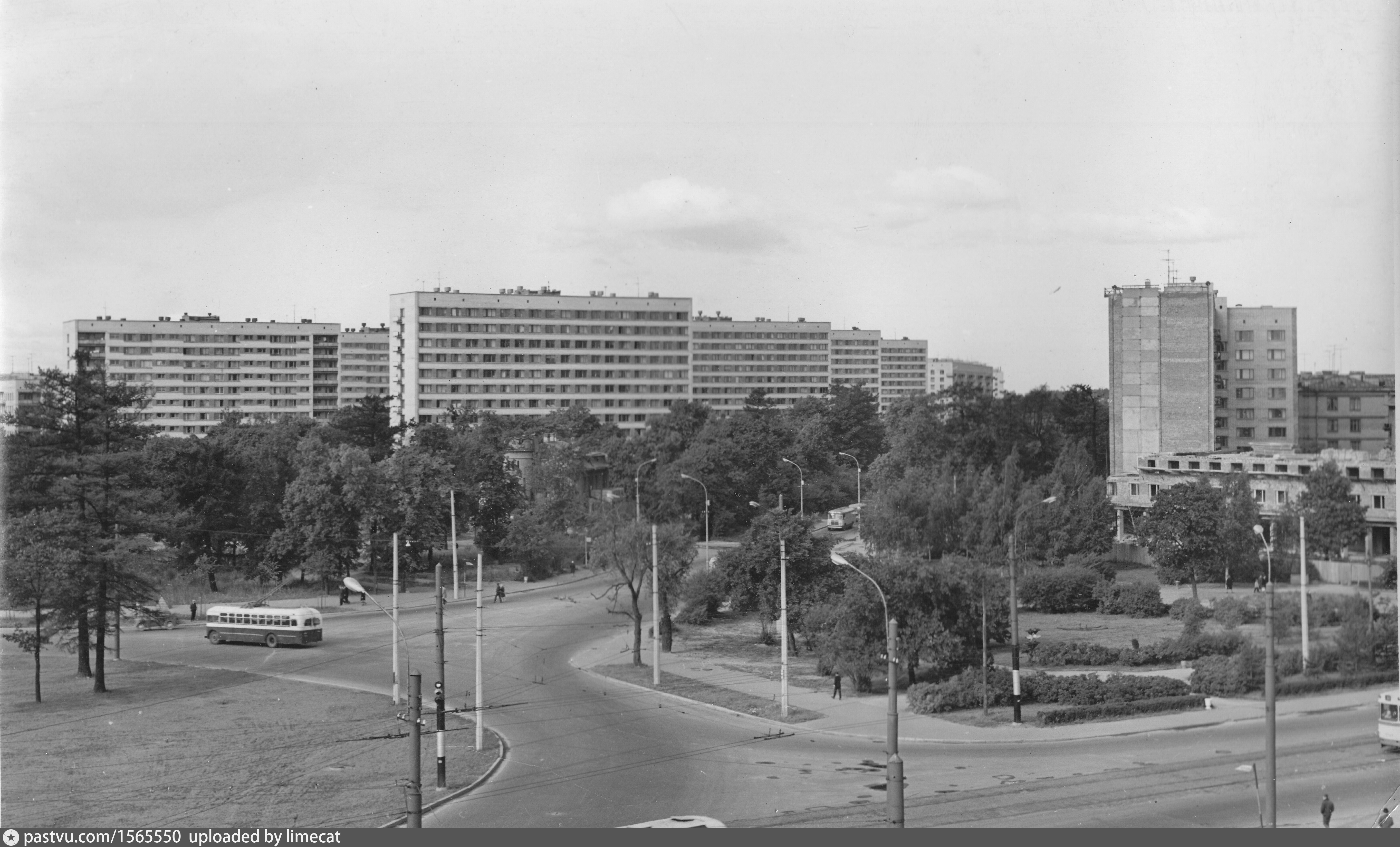 Вид на проспект Тореза от площади Мужества