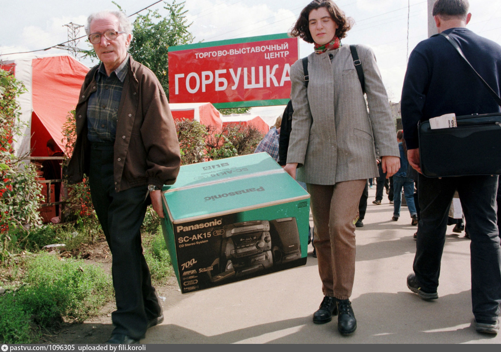 Горбушка песни. Горбушка рынок 90-е. Горбушка рынок в Москве в 90х. Горбушка рынок в 90-е годы. Горбушка 90 е годы.