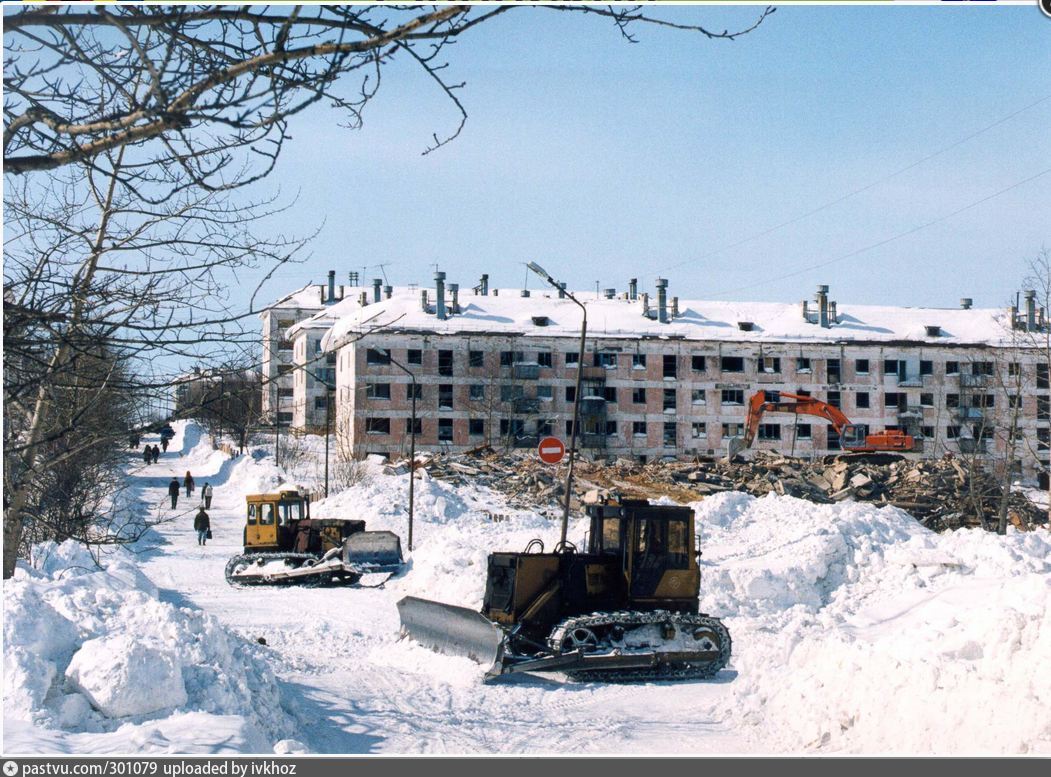 Время в охе. Оха 1995 год город. Оха 90-е. Хрущевки зимой. Хрущевки на севере.