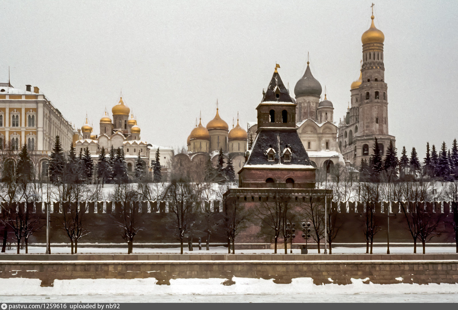 Сохранившиеся кремли. Фото Кремля с соборами и красивых мест России православной. Москва 2022 Якиманка фото улица день.