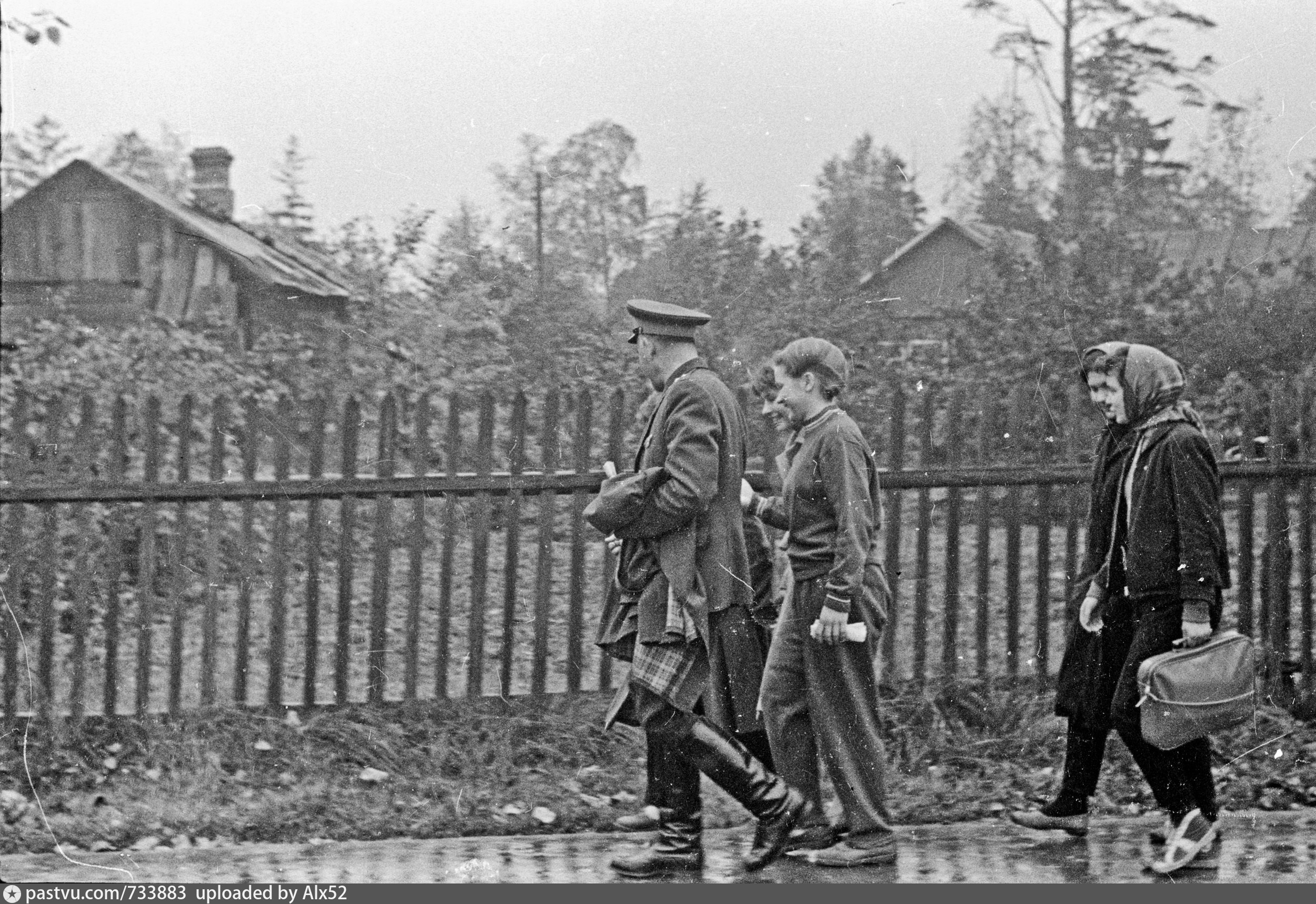 Около старой. Поселок старых Большевиков Челюскинская. Старые фотографии поселок Челюскинский. Стрельбище 19 века около старой Руссы. Перепёлкина света Челюскинская старые фотографии.