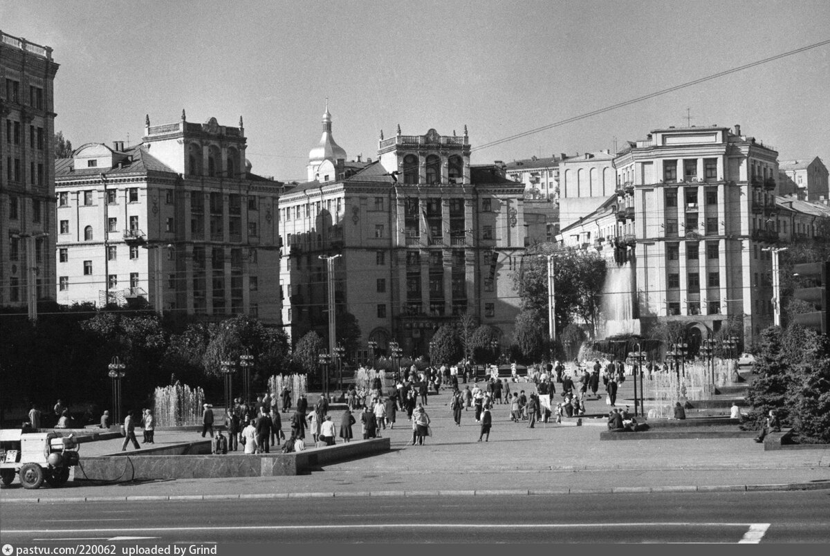 Киев ссср. Киев площадь революции. Киев Октябрьская площадь. Киев в 80-е. Киев 1970-1980-е площадь Октябрьской революции Крещатик.