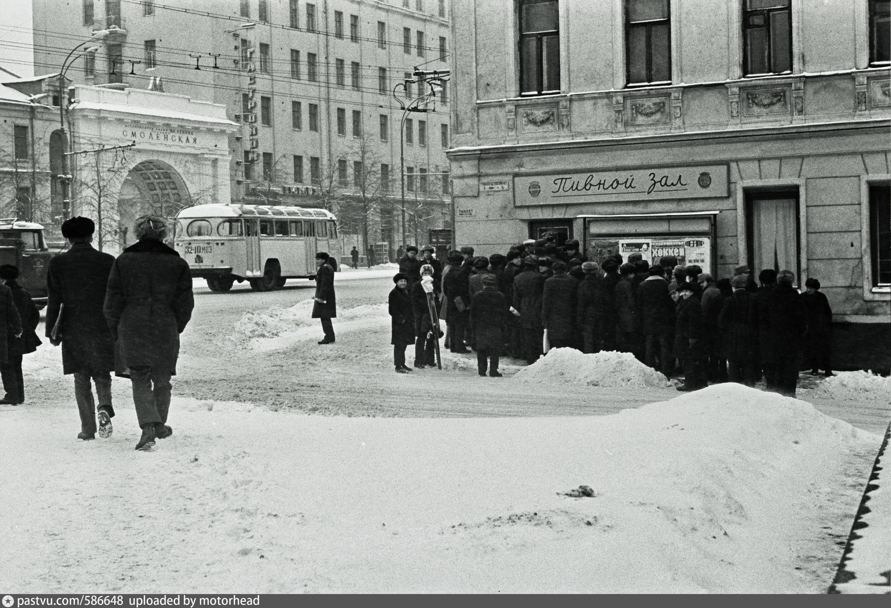 Время 1975 год. Москва 1975 год. Советские пивные в Москве. Советские рюмочные в Ленинграде. Пивнушка СССР В Москве.