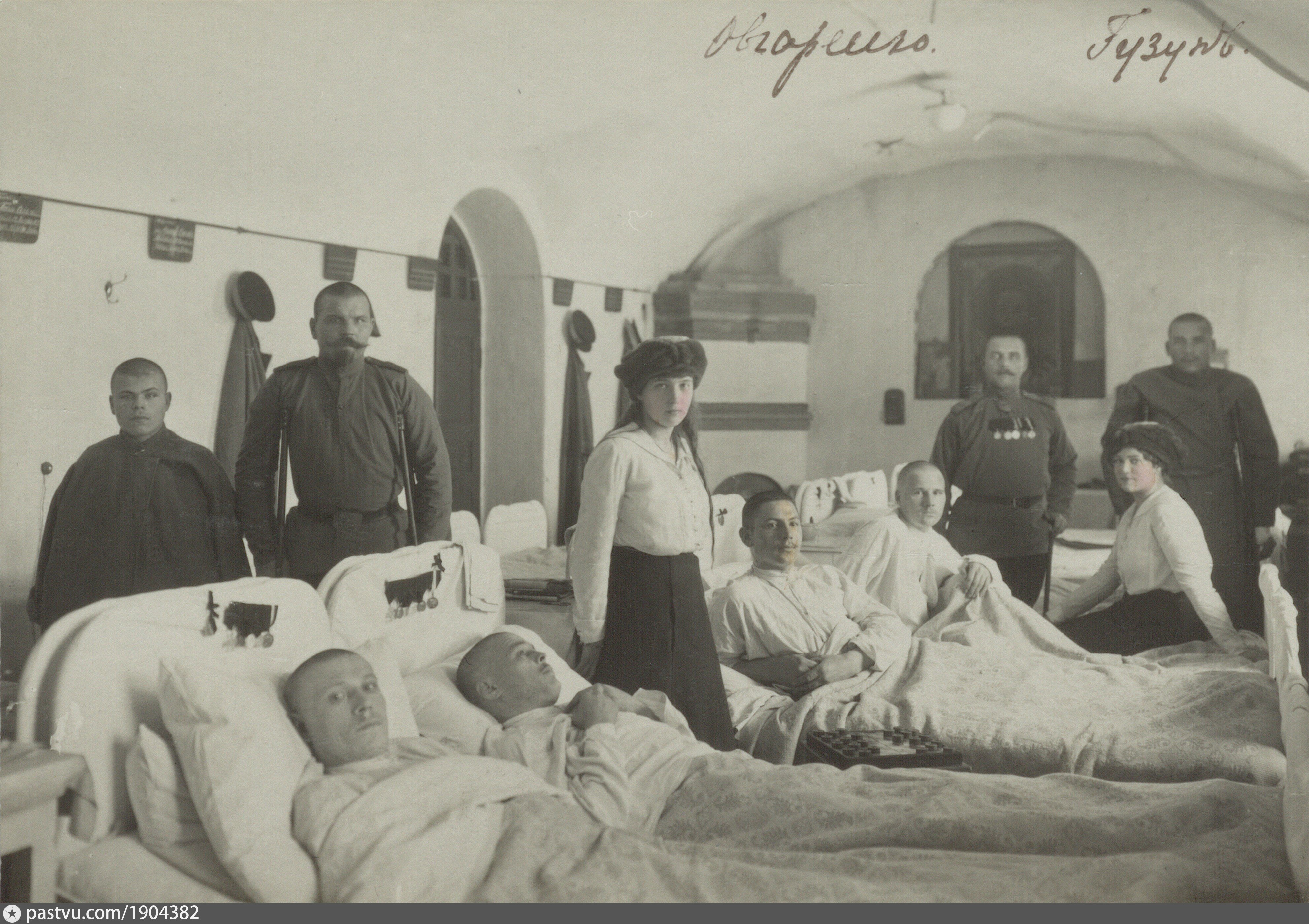 Фото романовых перед смертью царская. Фото царской семьи Романовых перед расстрелом.