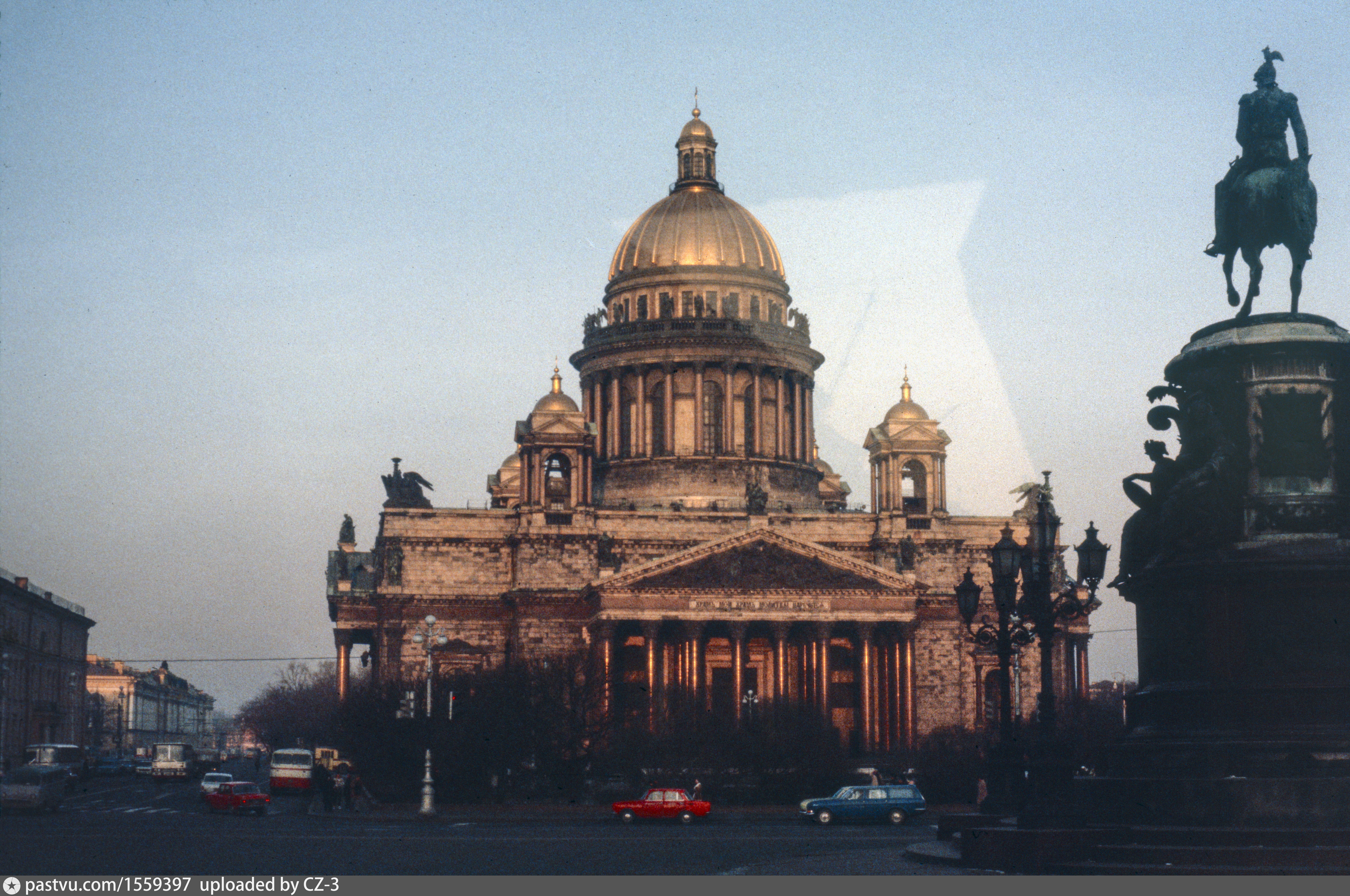 Жители петербургских крыш, Исаакиевская площадь