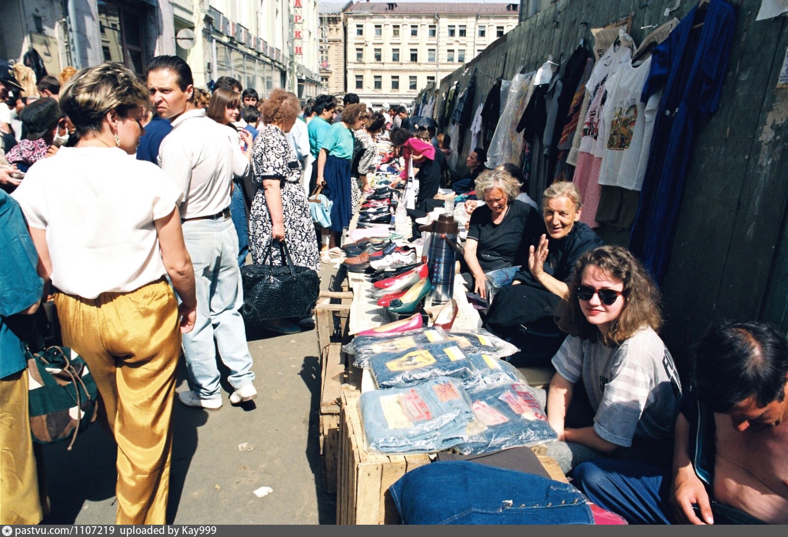 Что произошло в 2000 году. Лихие 1990-е Москва. Москва 90-е рынки. Рынок 90х на Арбате. Лихие 90 в Москве.