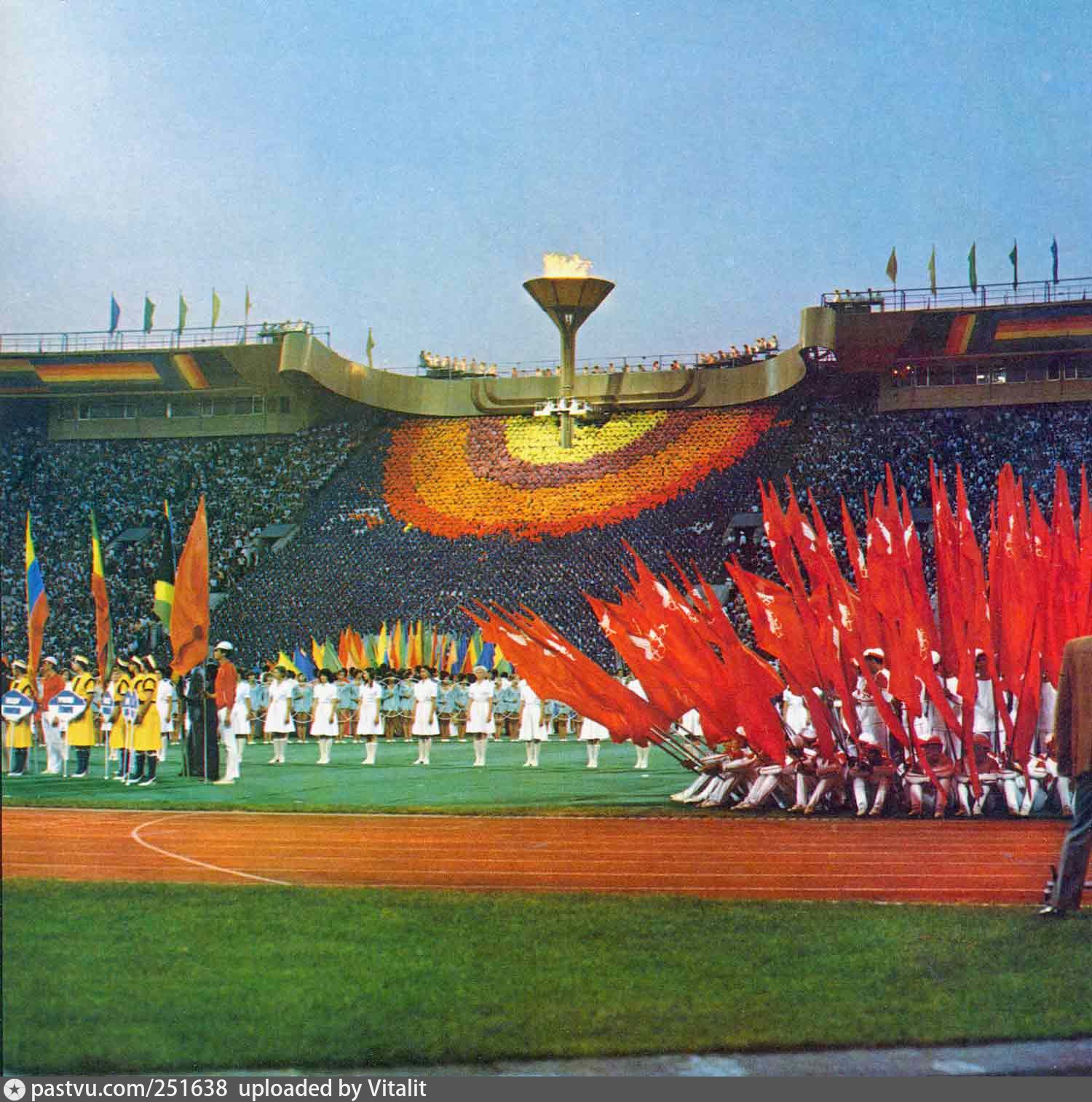 Олимпийский москва открытие. Олимпийский факел 1980 Лужники. Стадион Лужники Цой.