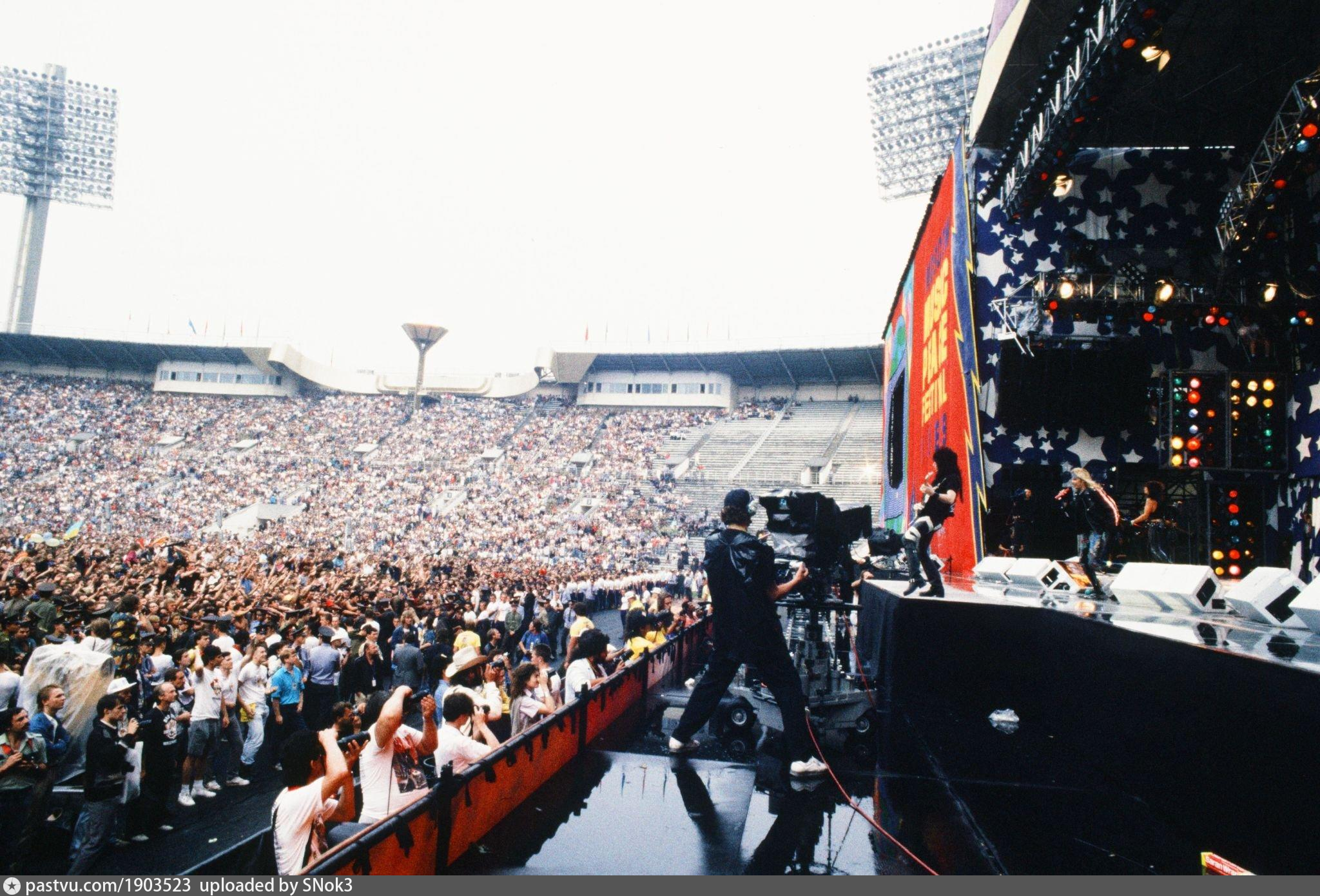 Moscow music. Вудсток 1989 Лужники. В чём на сцене выступали в СССР В 80е. Moscow Music Peace Festival список артистов выступающих.