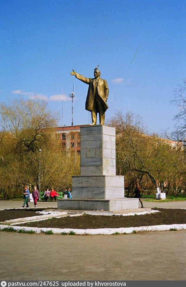 Памятник 2000 год. Памятник Ленину на площади Ильича в Москве. Статуя Ленина в Крымске в Центральном парке. Памятник 2000х800.