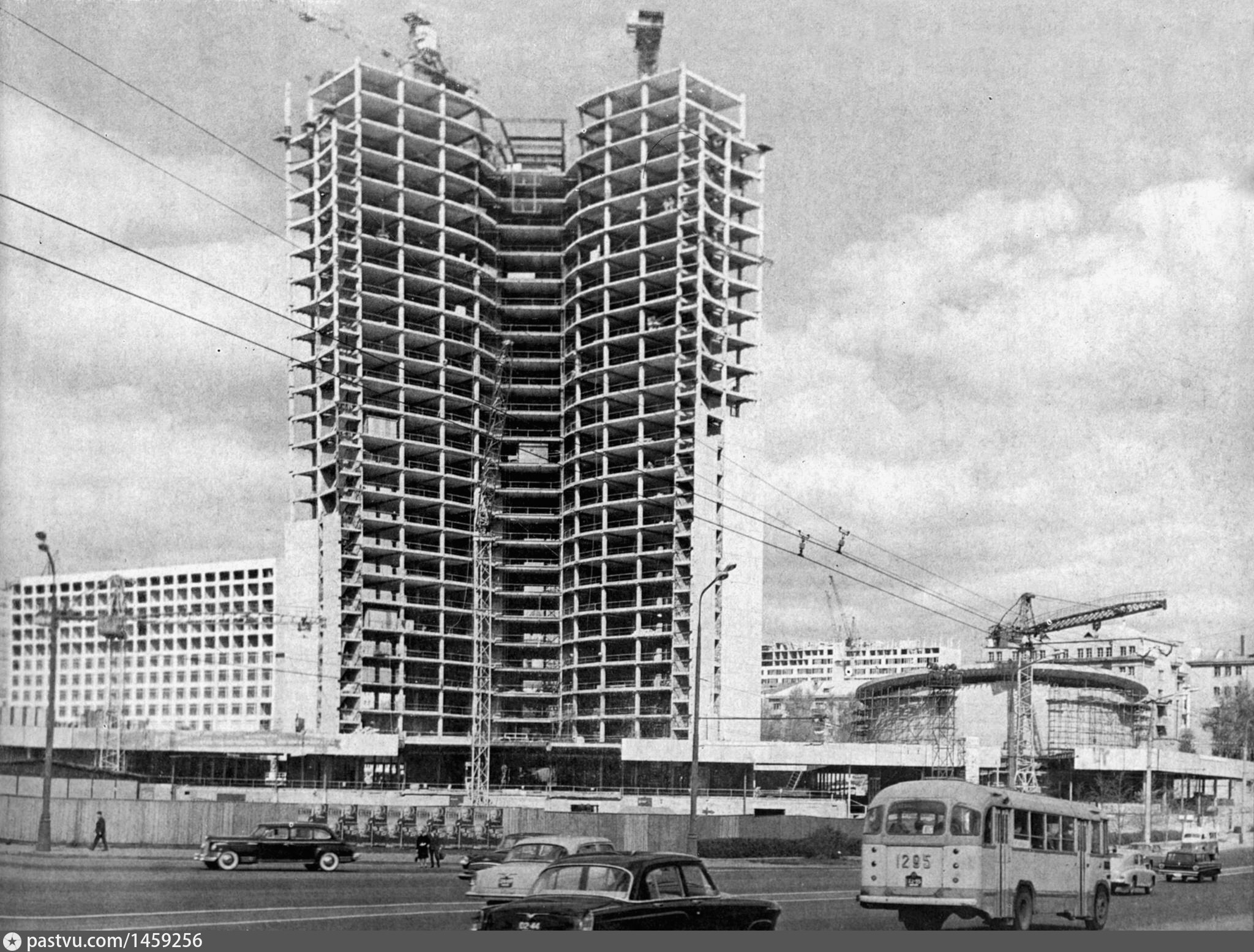 как переносили дома в москве при сталине