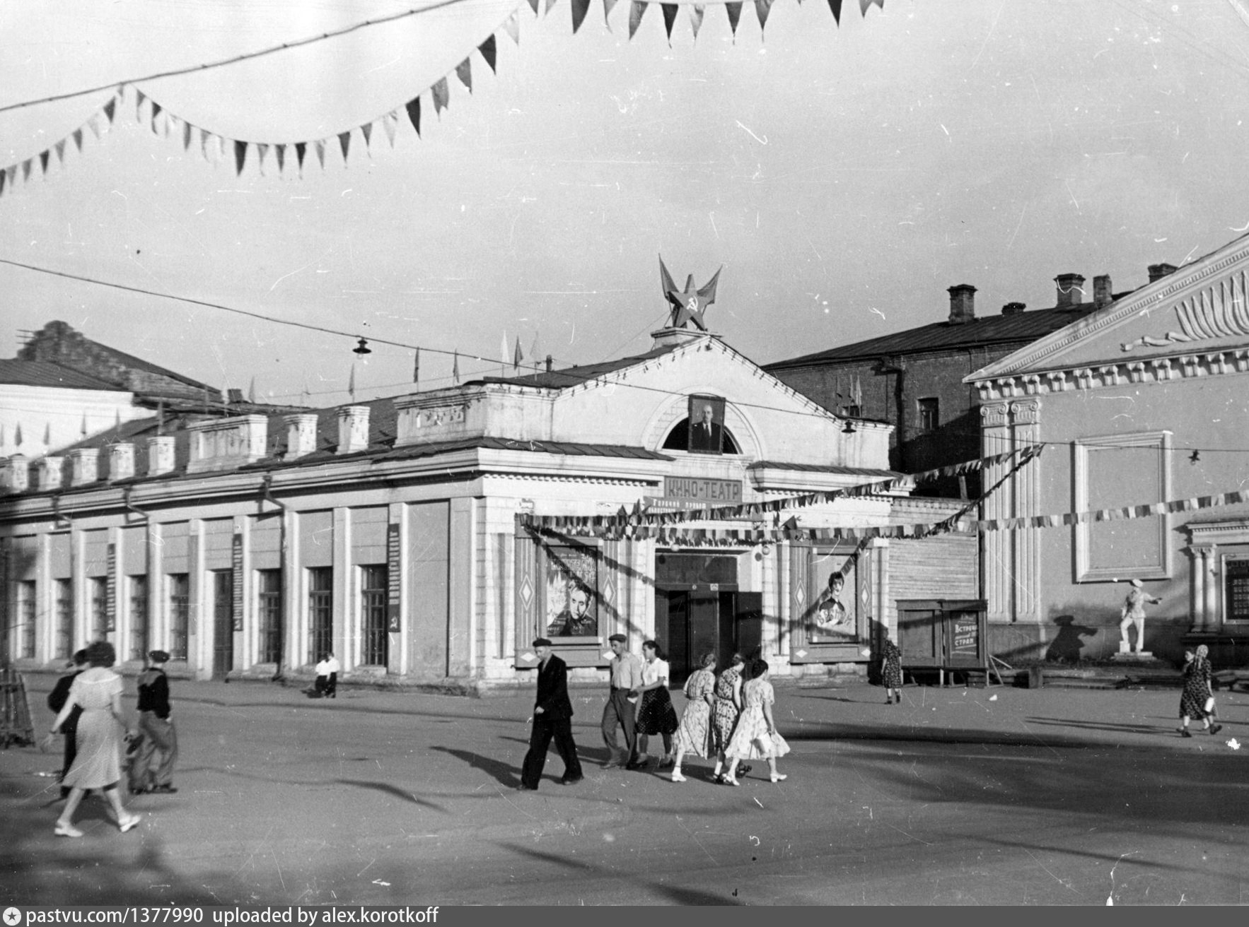 Кинотеатр имени ленина. Омск исторические здания в вывесках. Культурные здания в Томске 1945 год. 1967 Год вывески на здании порта. Томск историческое здание книжный магазин проспект Ленина № 111.