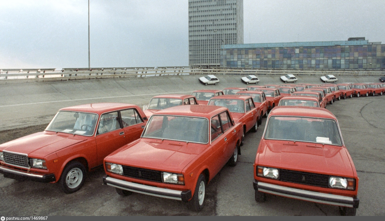 Сколько стоили жигули в 1980. ВАЗ 2105 С завода. ВАЗ 2105 на конвейере. ВАЗ-2105 завод СССР. ВАЗ 2105 Советский автозавод.